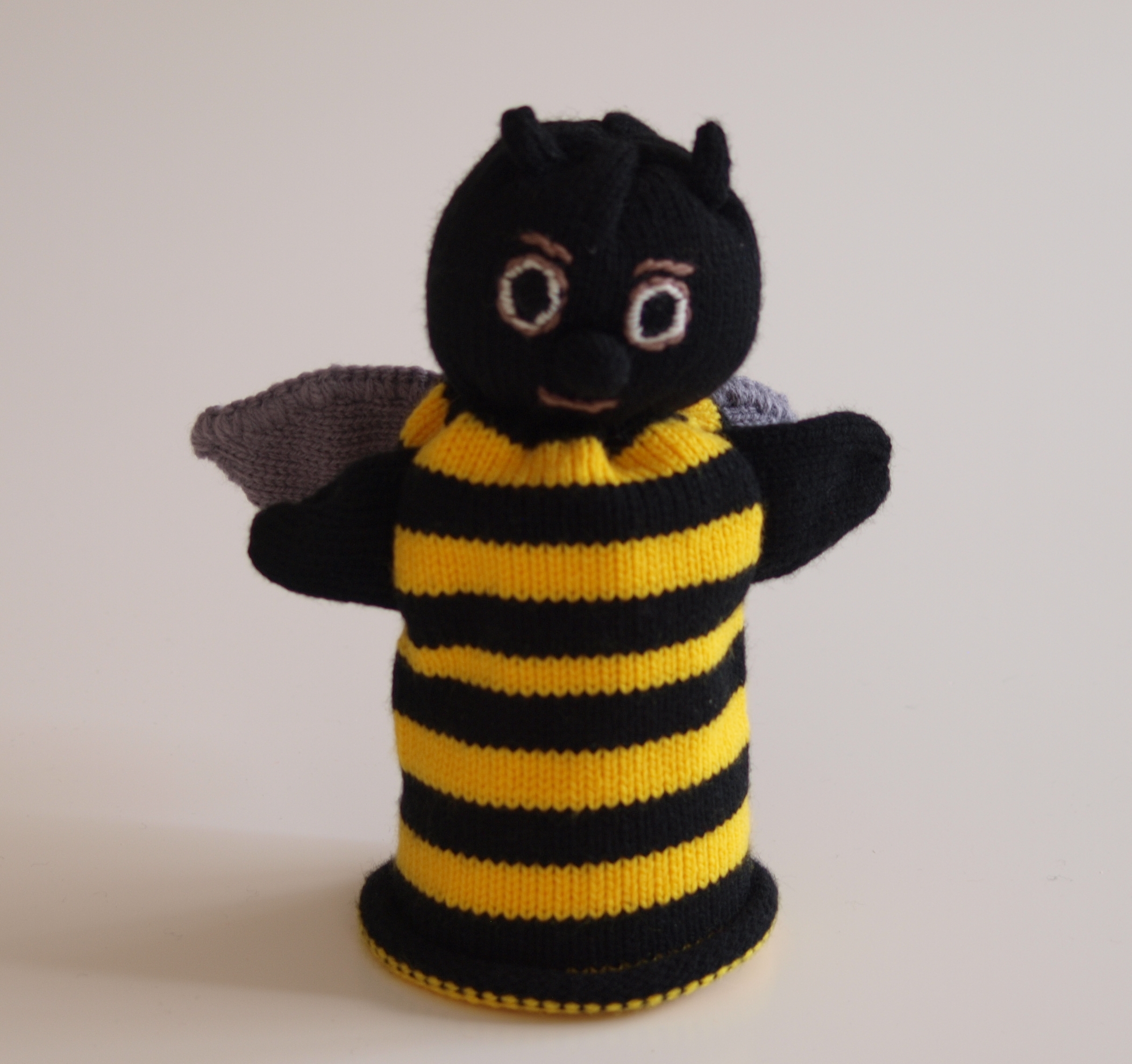 Handspielfigur Biene von vorne