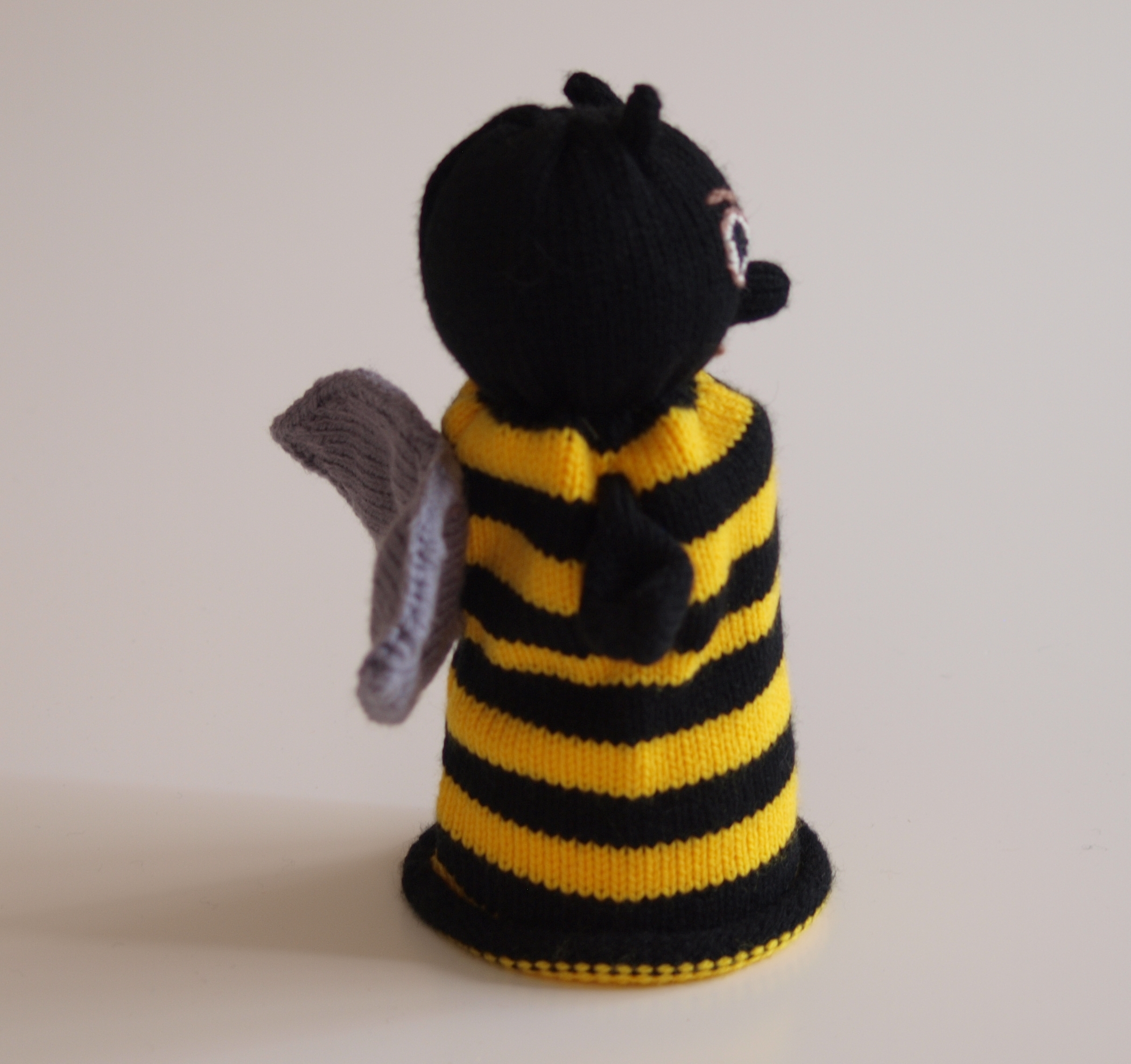 Handspielfigur Biene von rechts