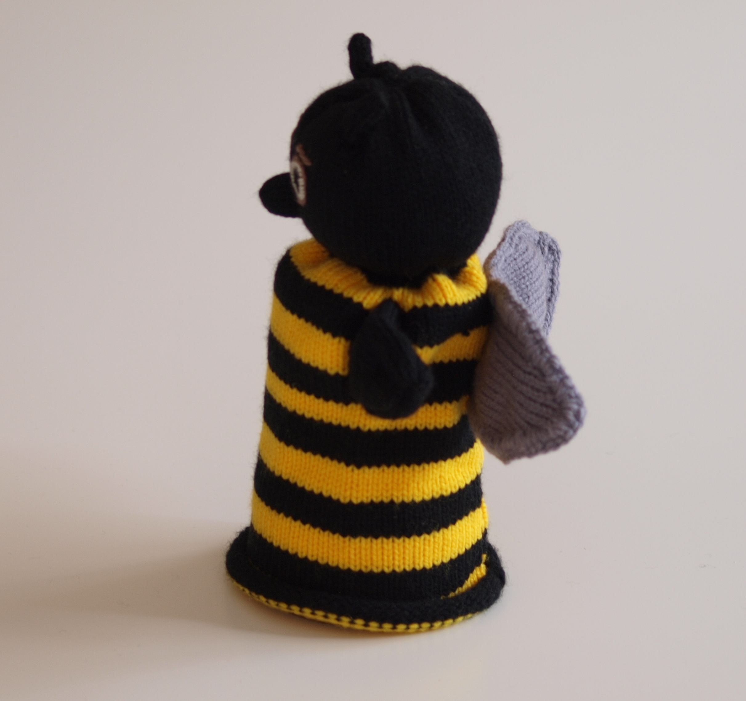 Handspielfigur Biene von links