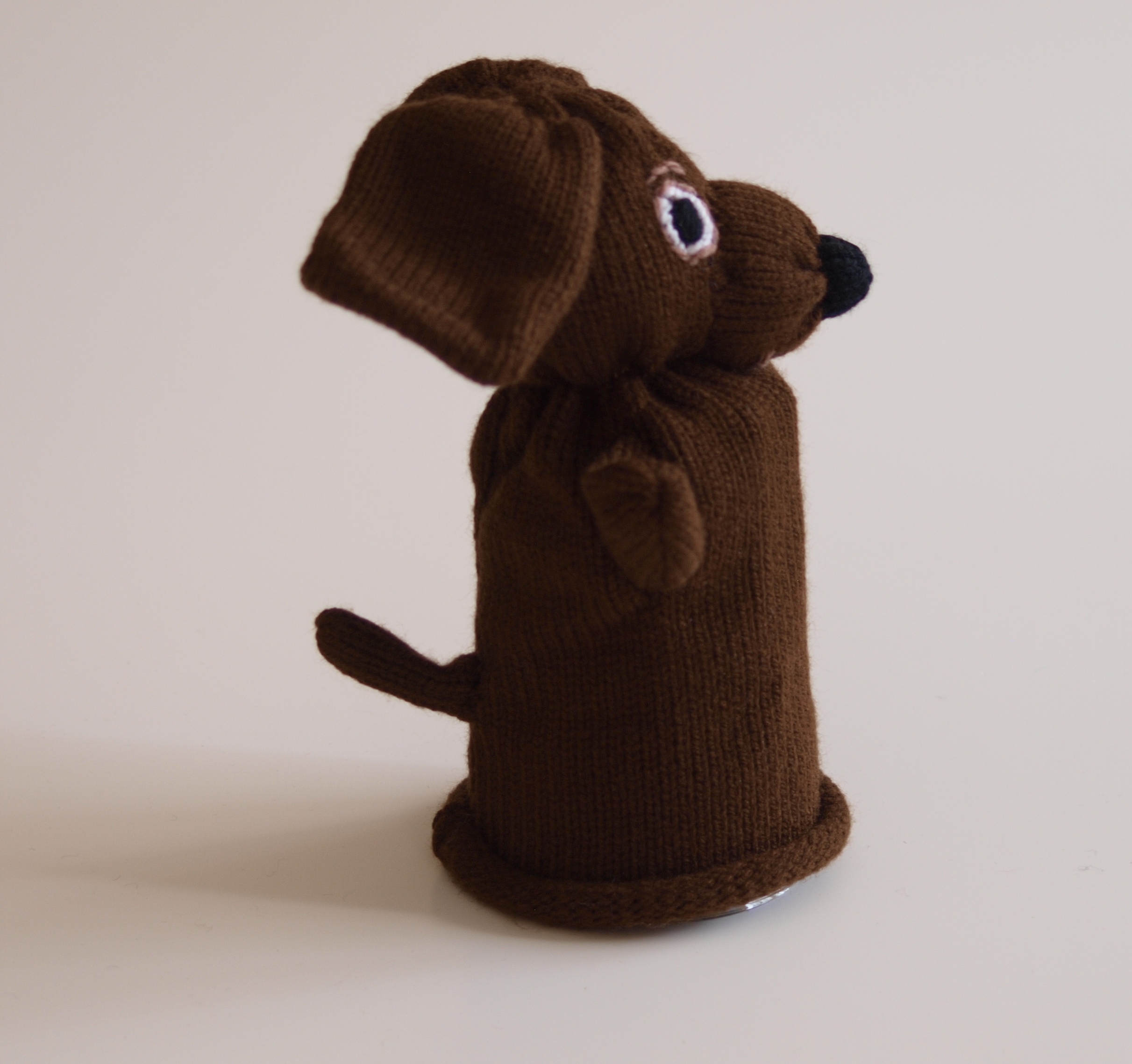 Handspielfigur Dackel von rechts