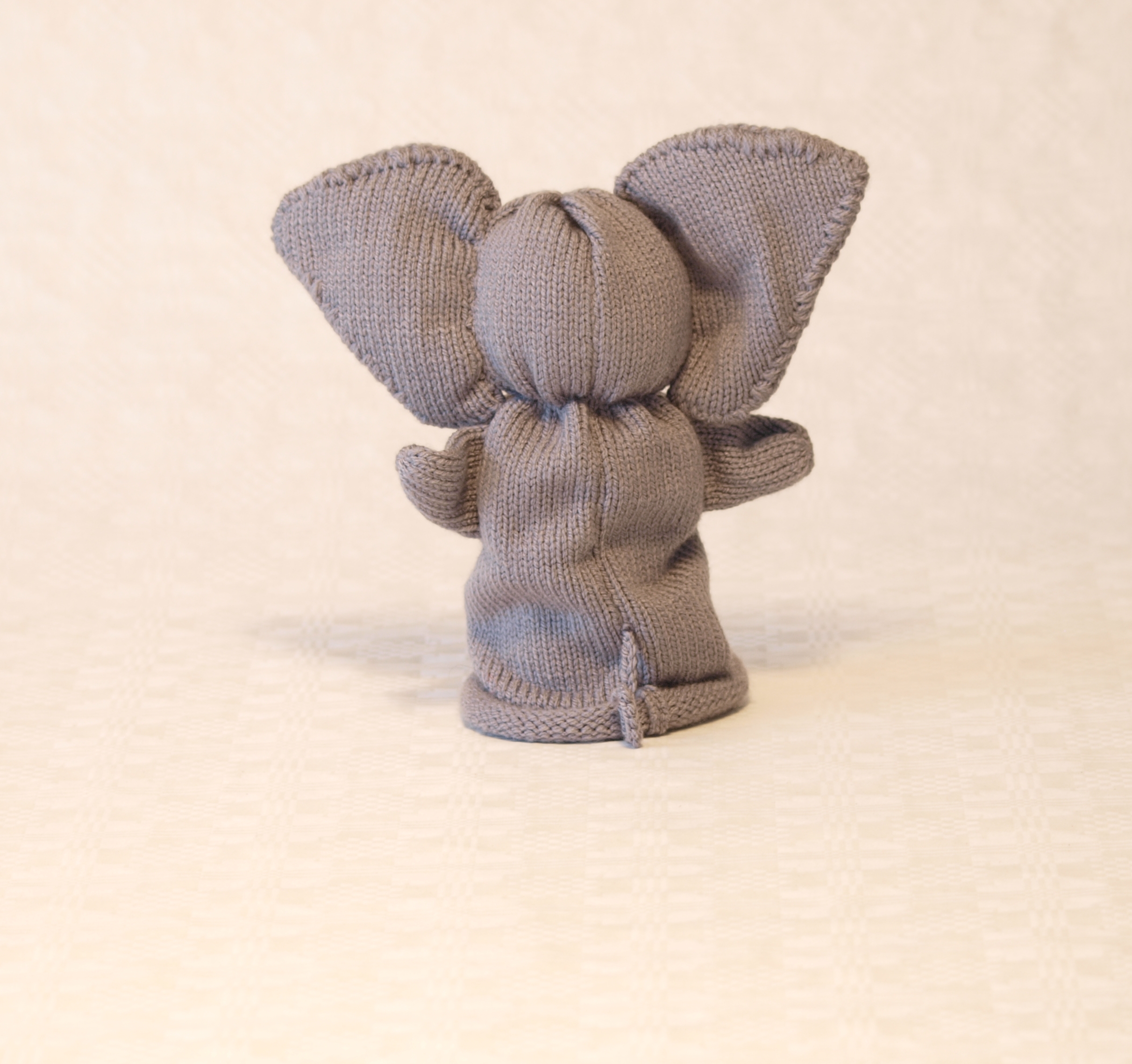 Handspielfigur Elefant von hinten