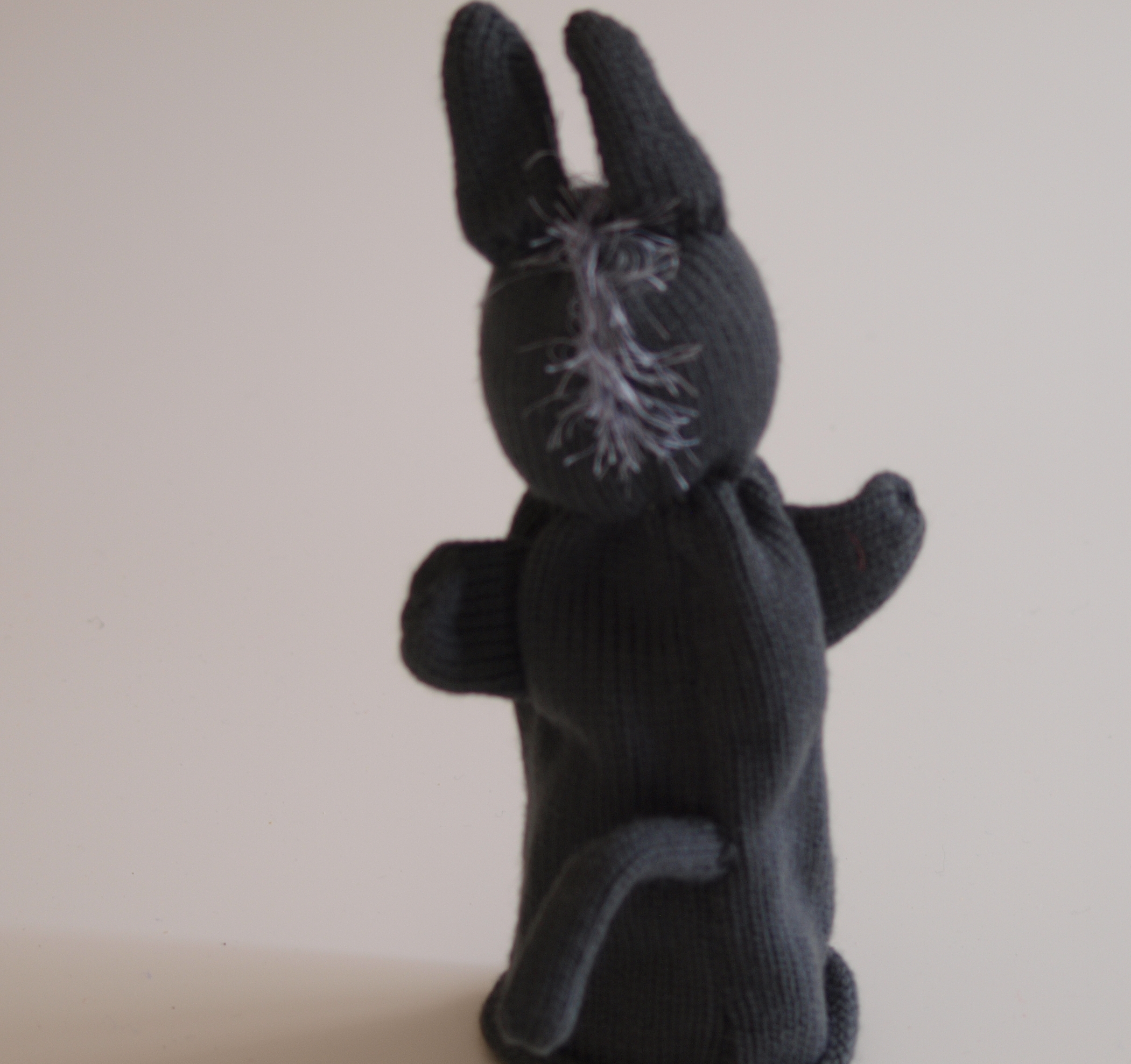 Handspielfigur Esel von hinten