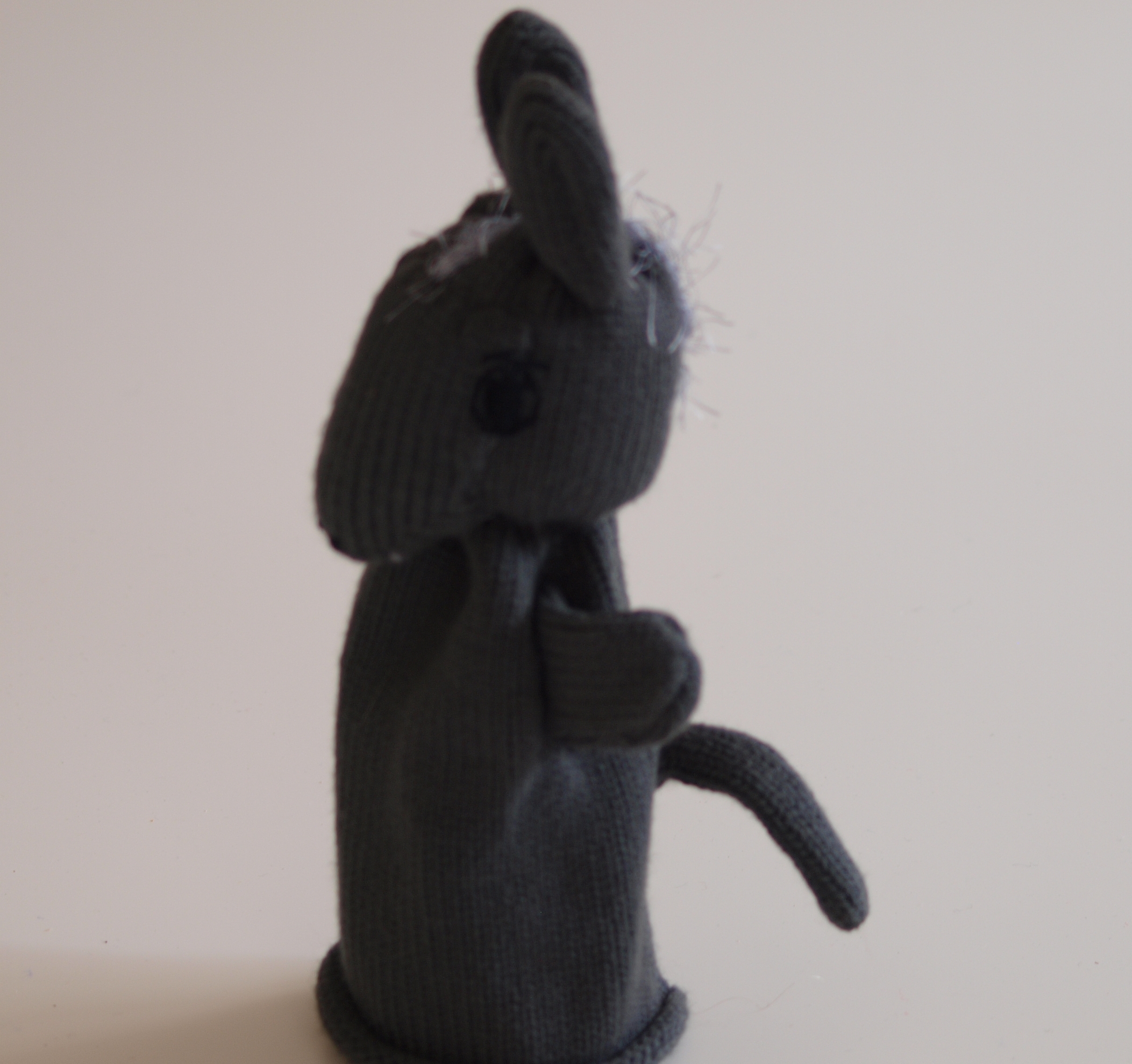 Handspielfigur Esel von links