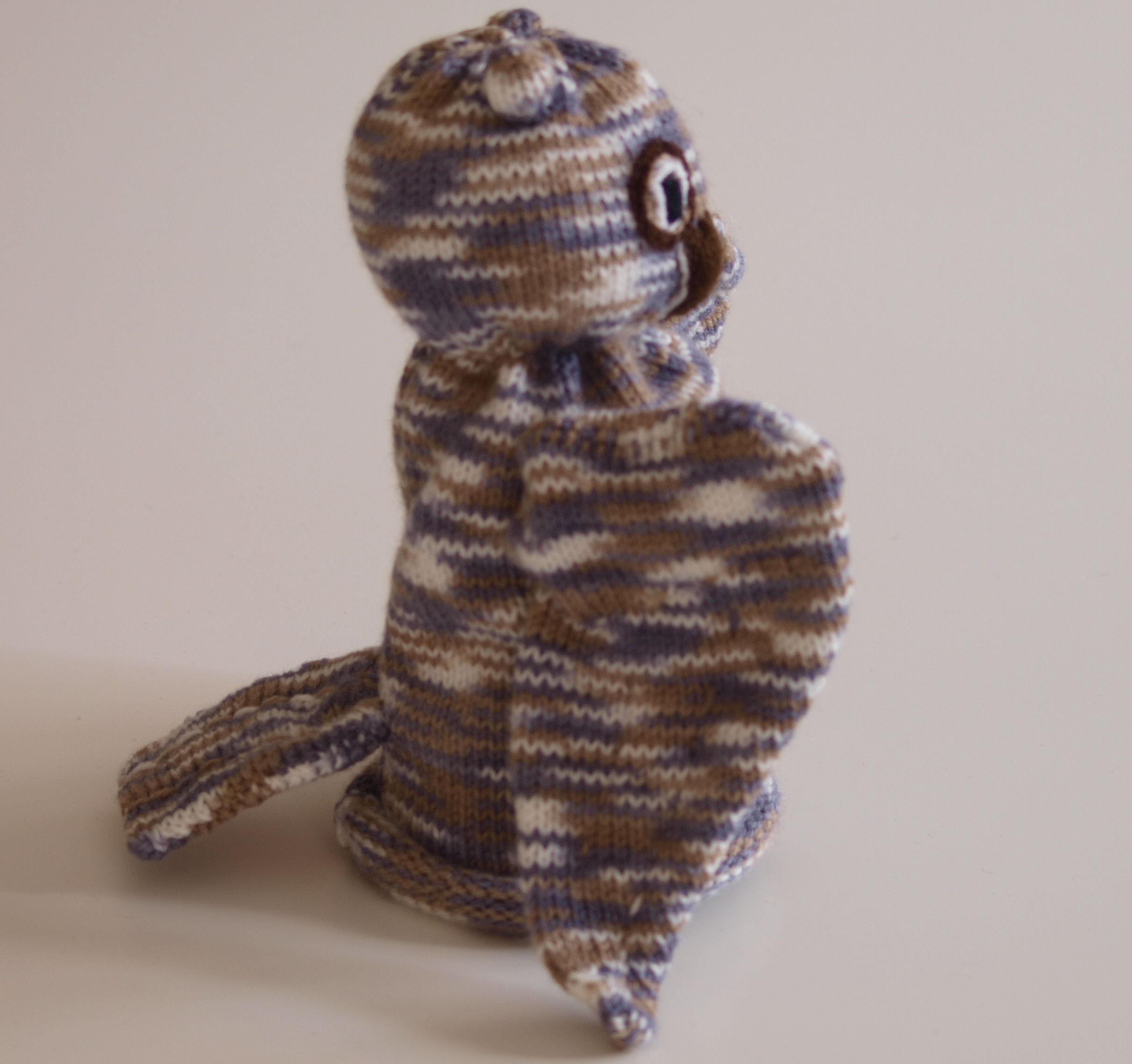 Handspielfigur Eule von rechts