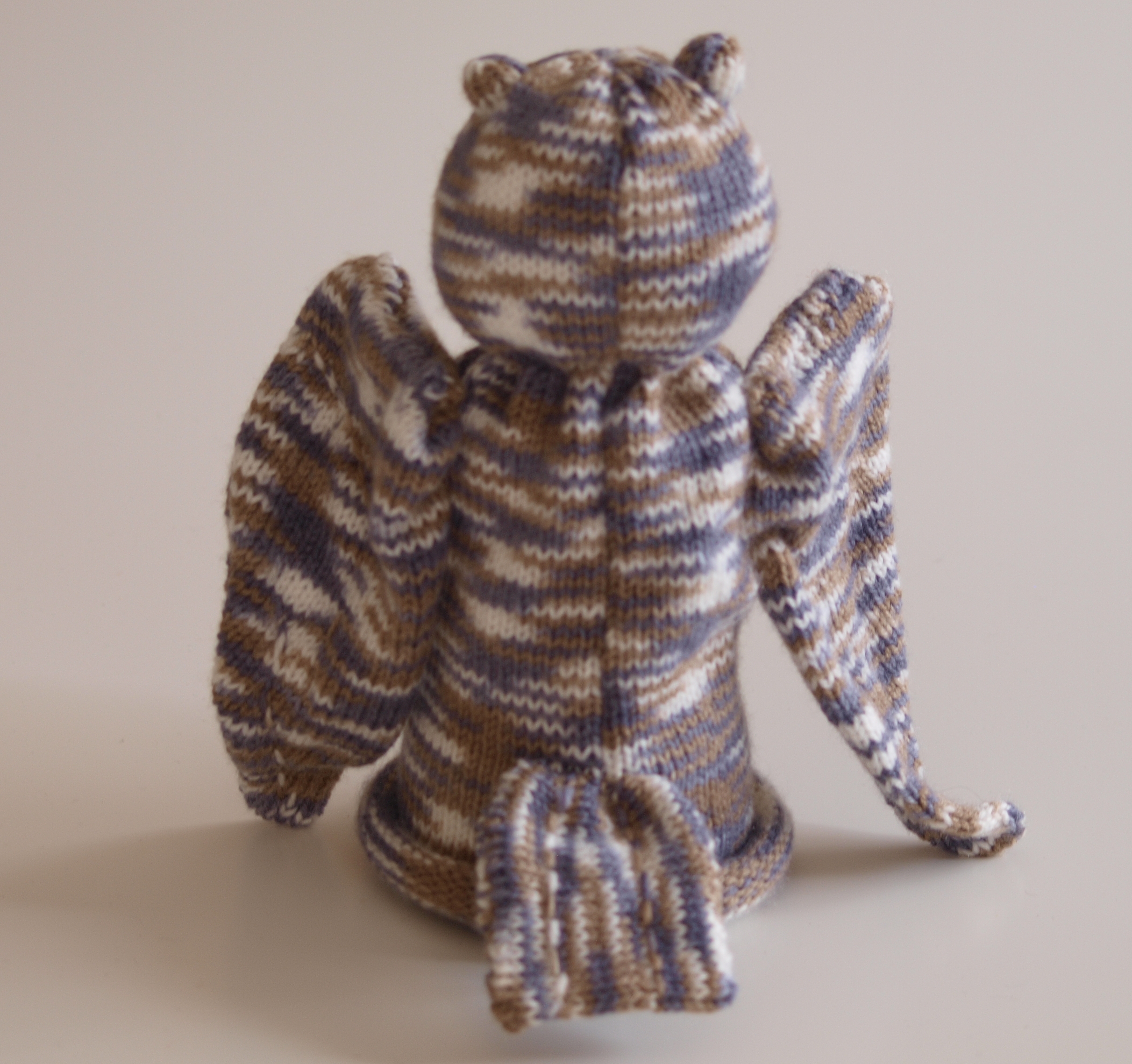 Handspielfigur Eule von hinten