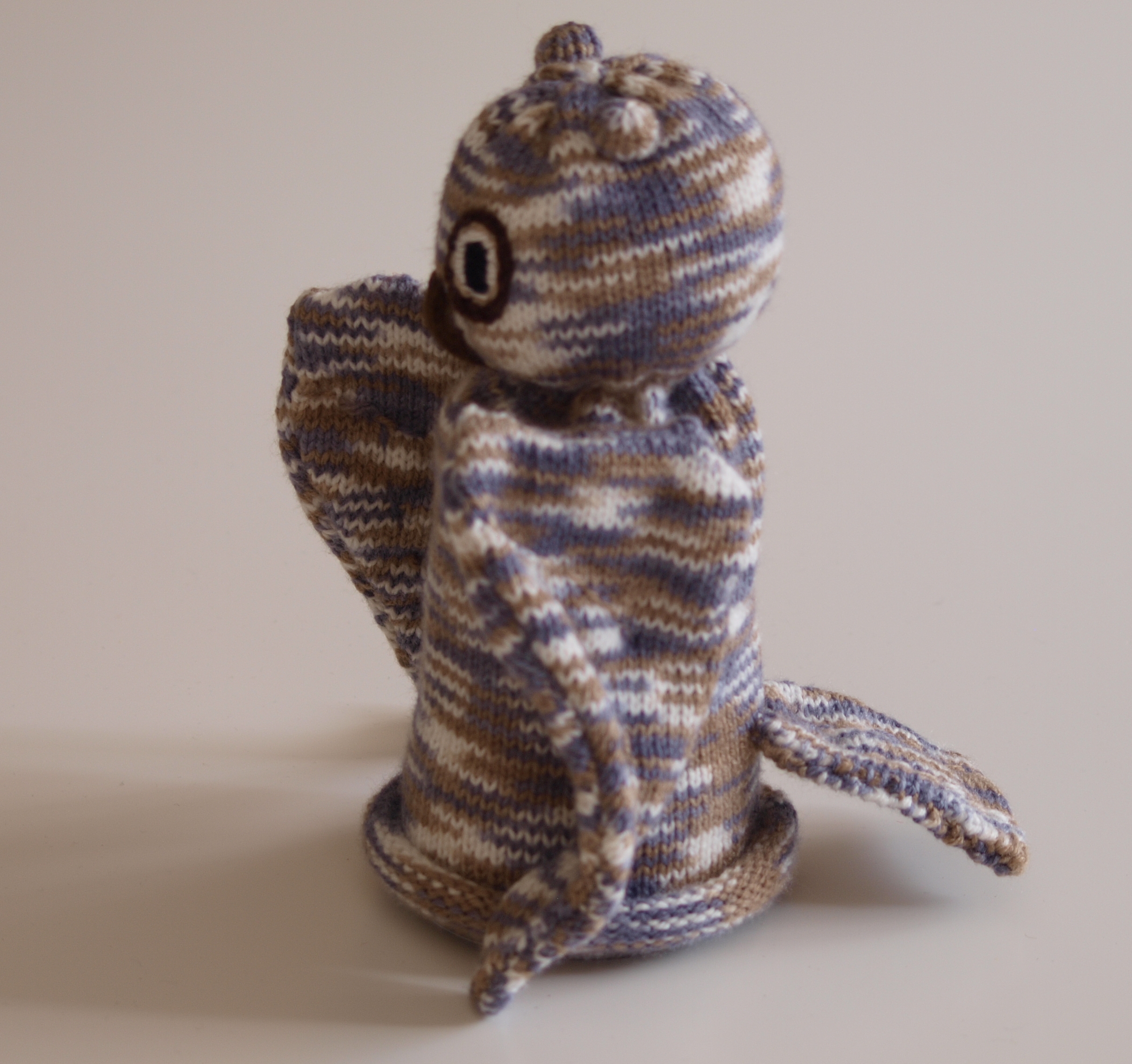 Handspielfigur Eule von links