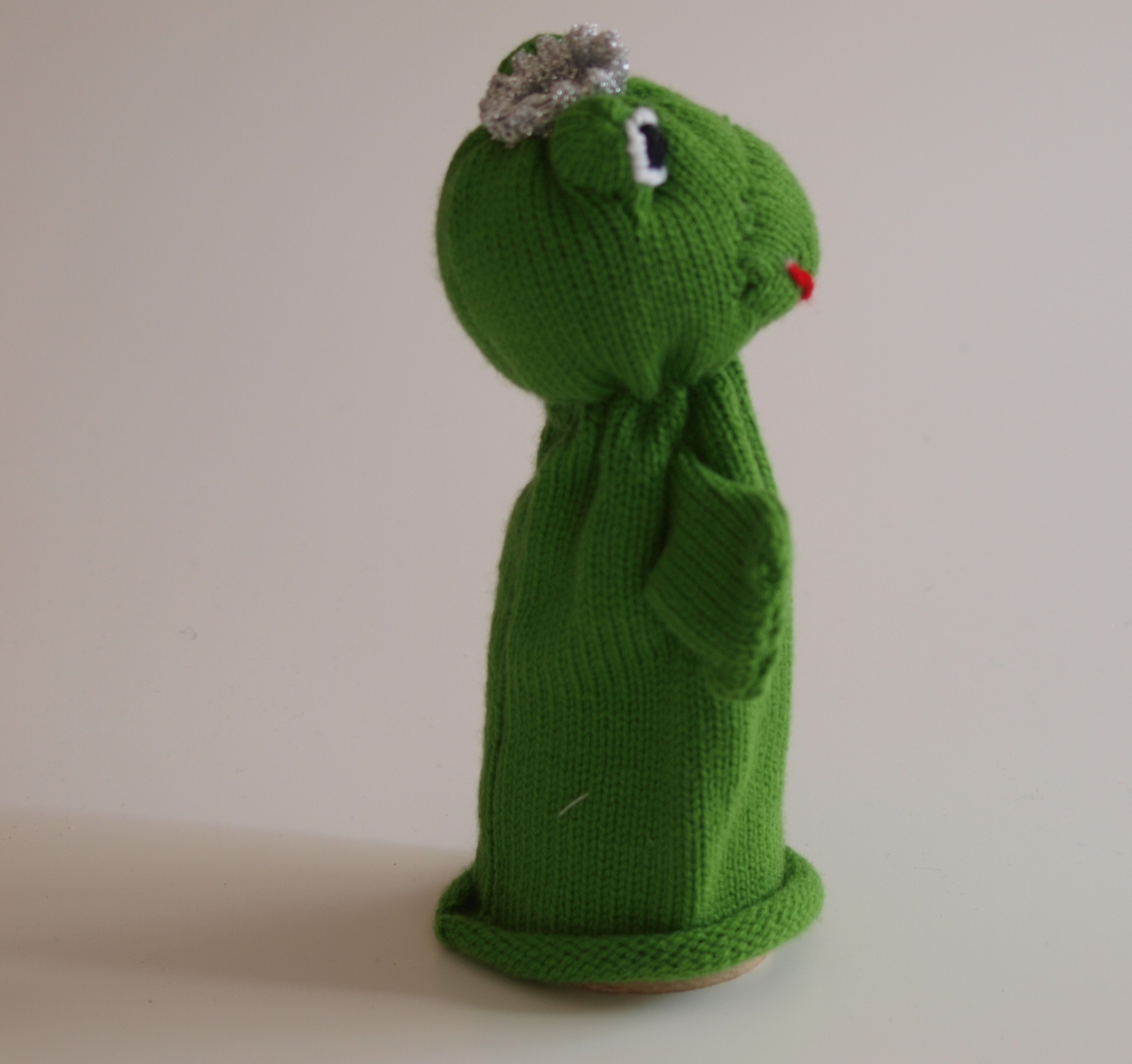 Handspielfigur Froschkönig von rechts