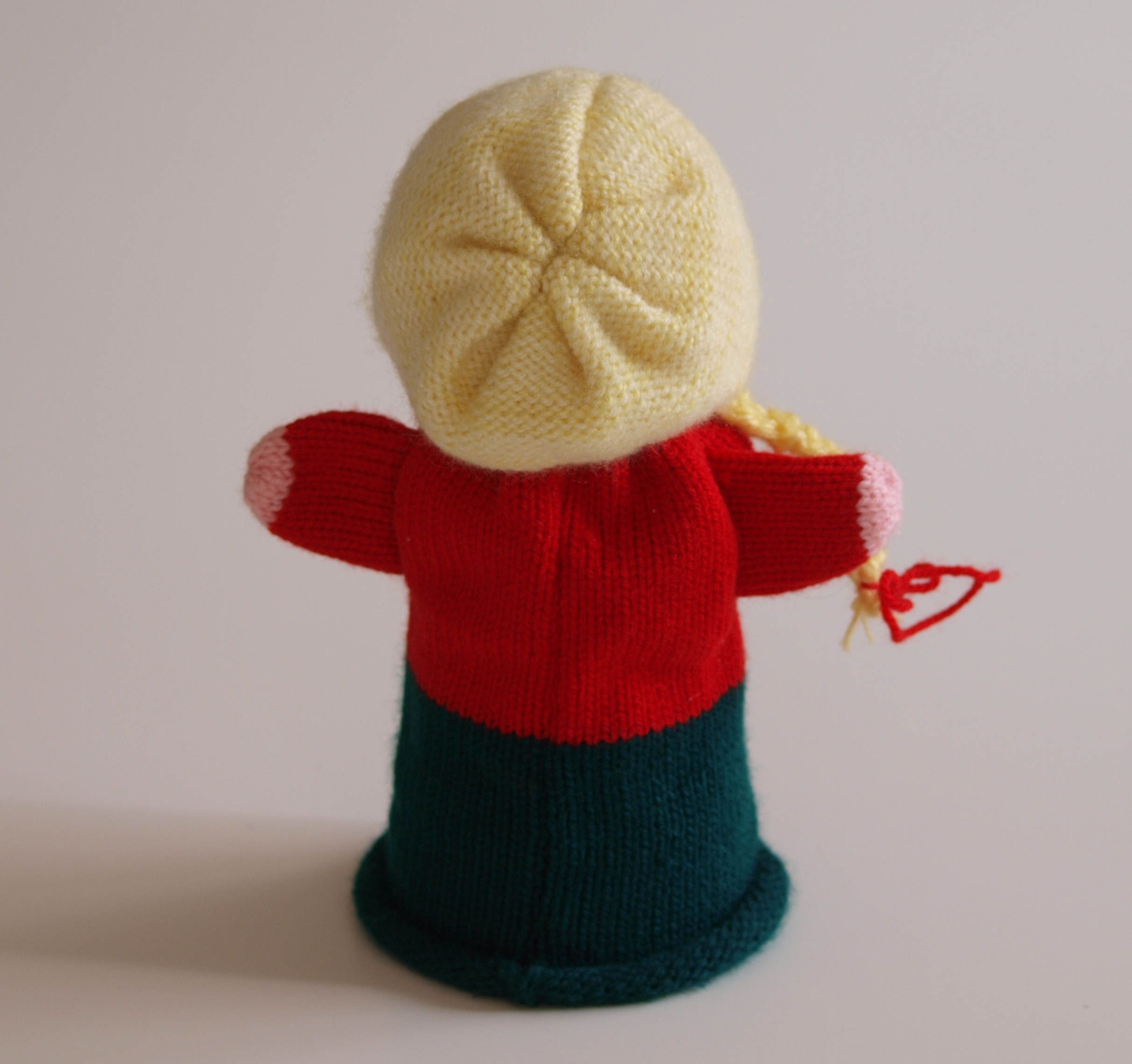 Handspielfigur Gretel von hinten