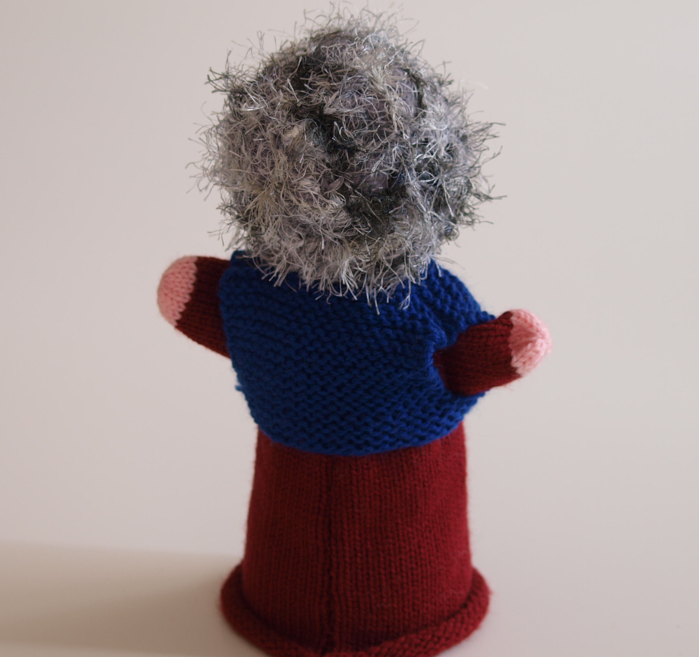 Handspielfigur Großmutter von hinten