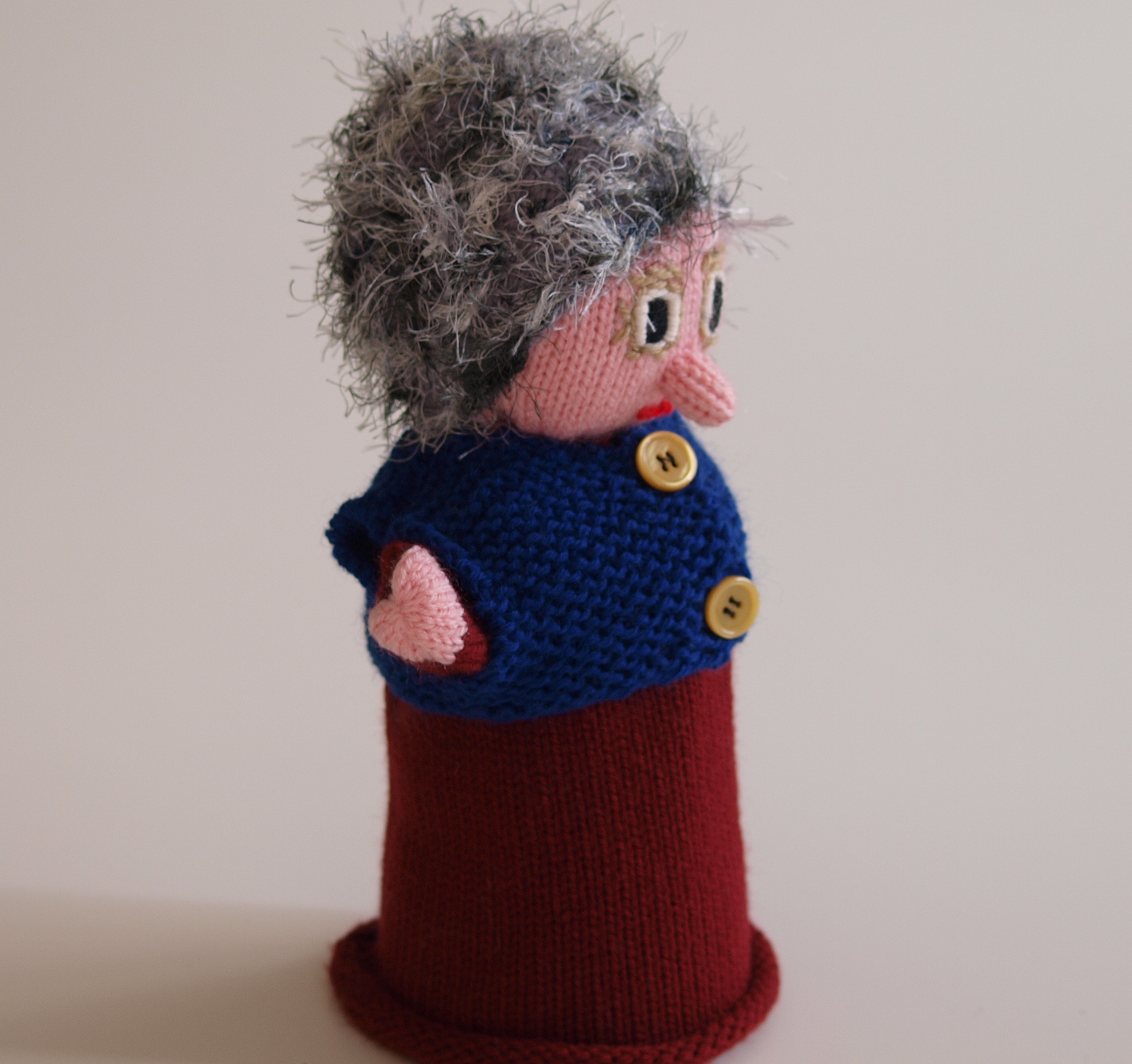 Handspielfigur Großmutter von rechts