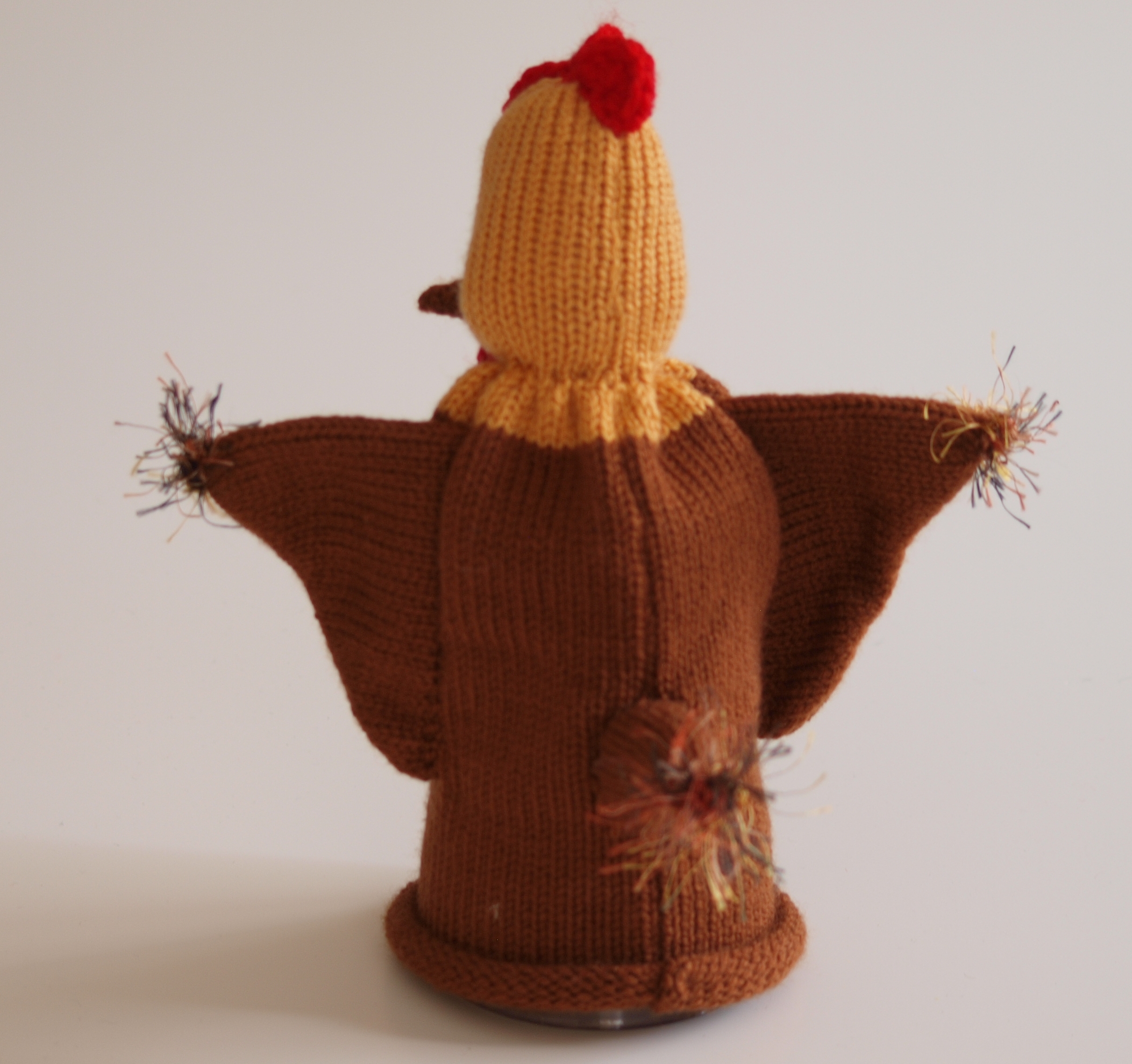 Handspielfigur Hahn von hinten