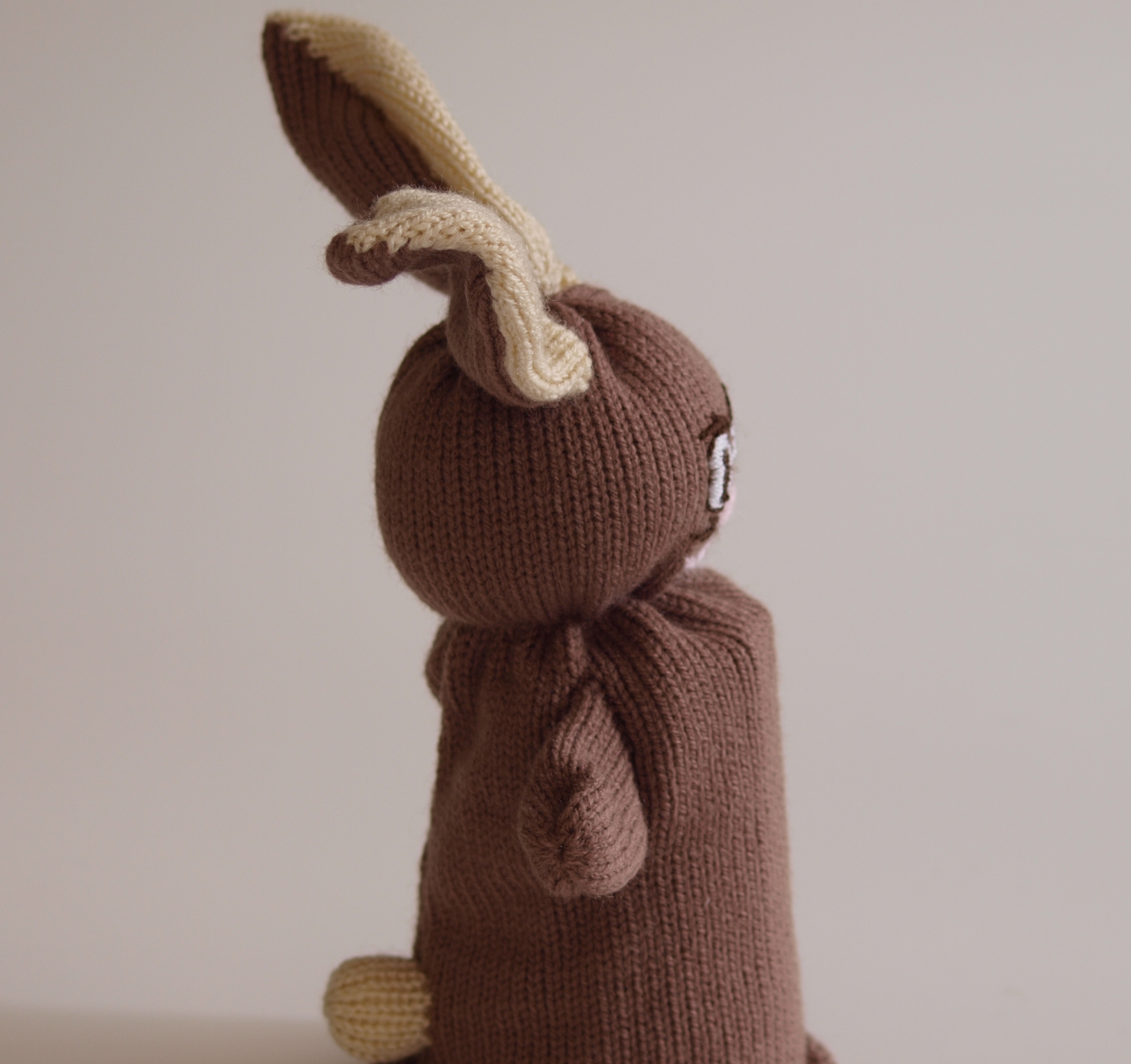 Handspielfigur Hase von rechts