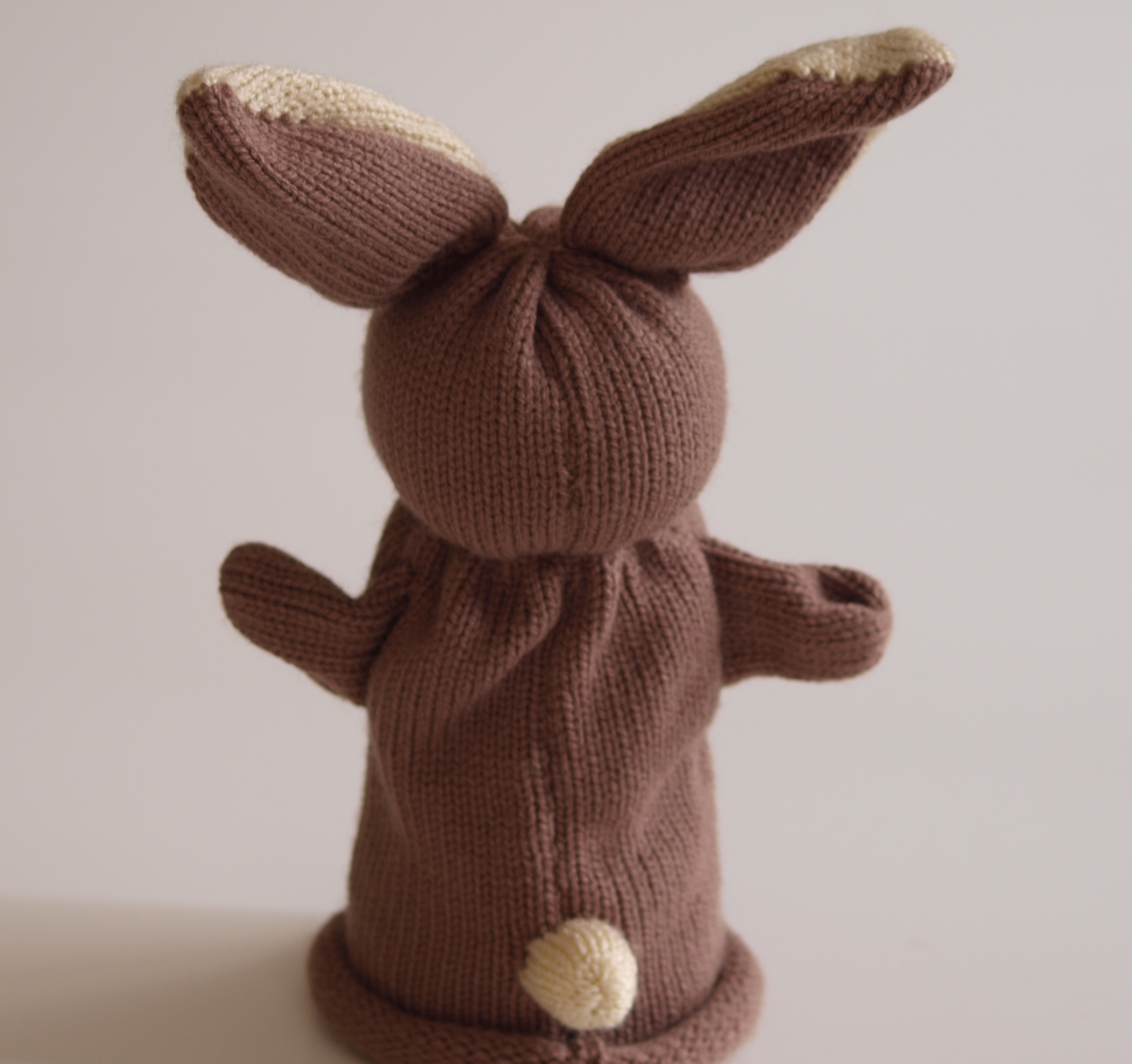 Handspielfigur Hase von hinten