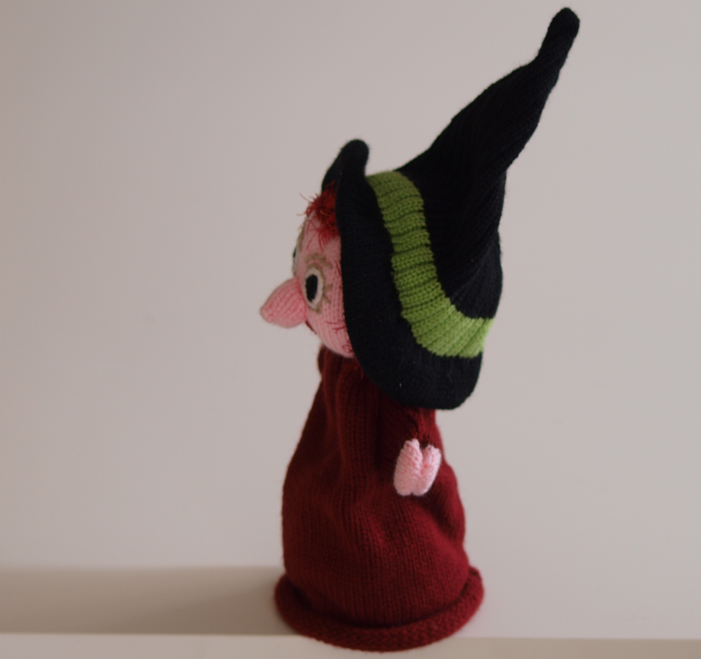 Handspielfigur Hexe von links