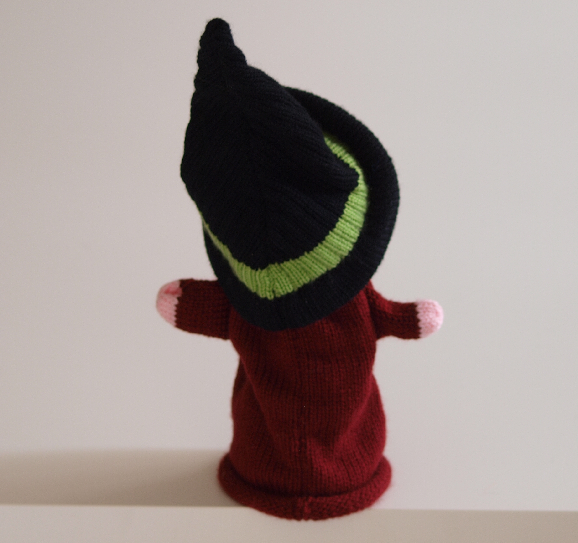 Handspielfigur Hexe von hinten