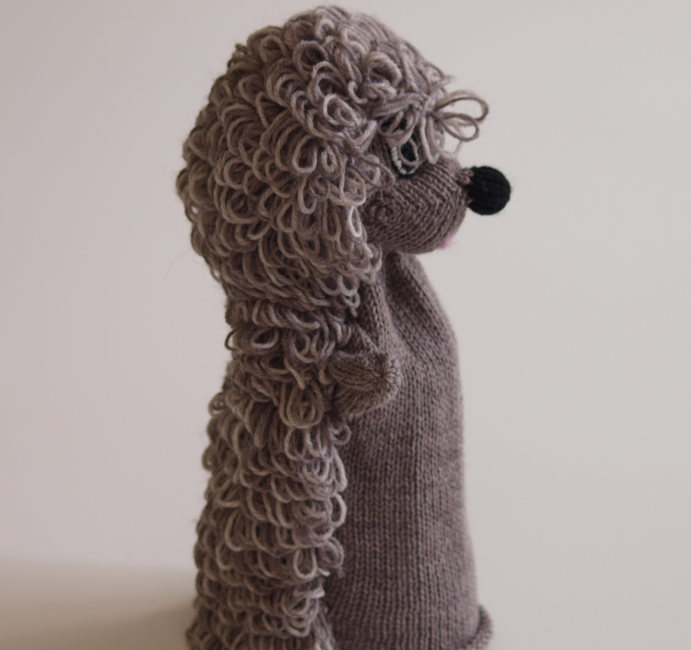 Handspielfigur Igel von rechts