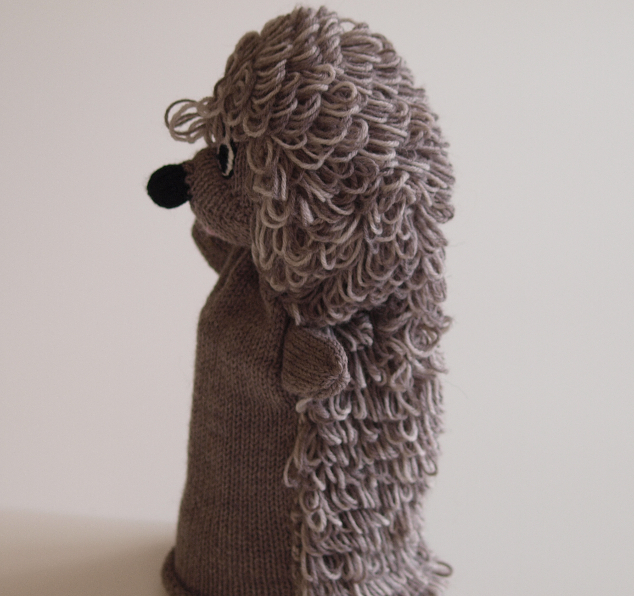 Handspielfigur Igel von hinten