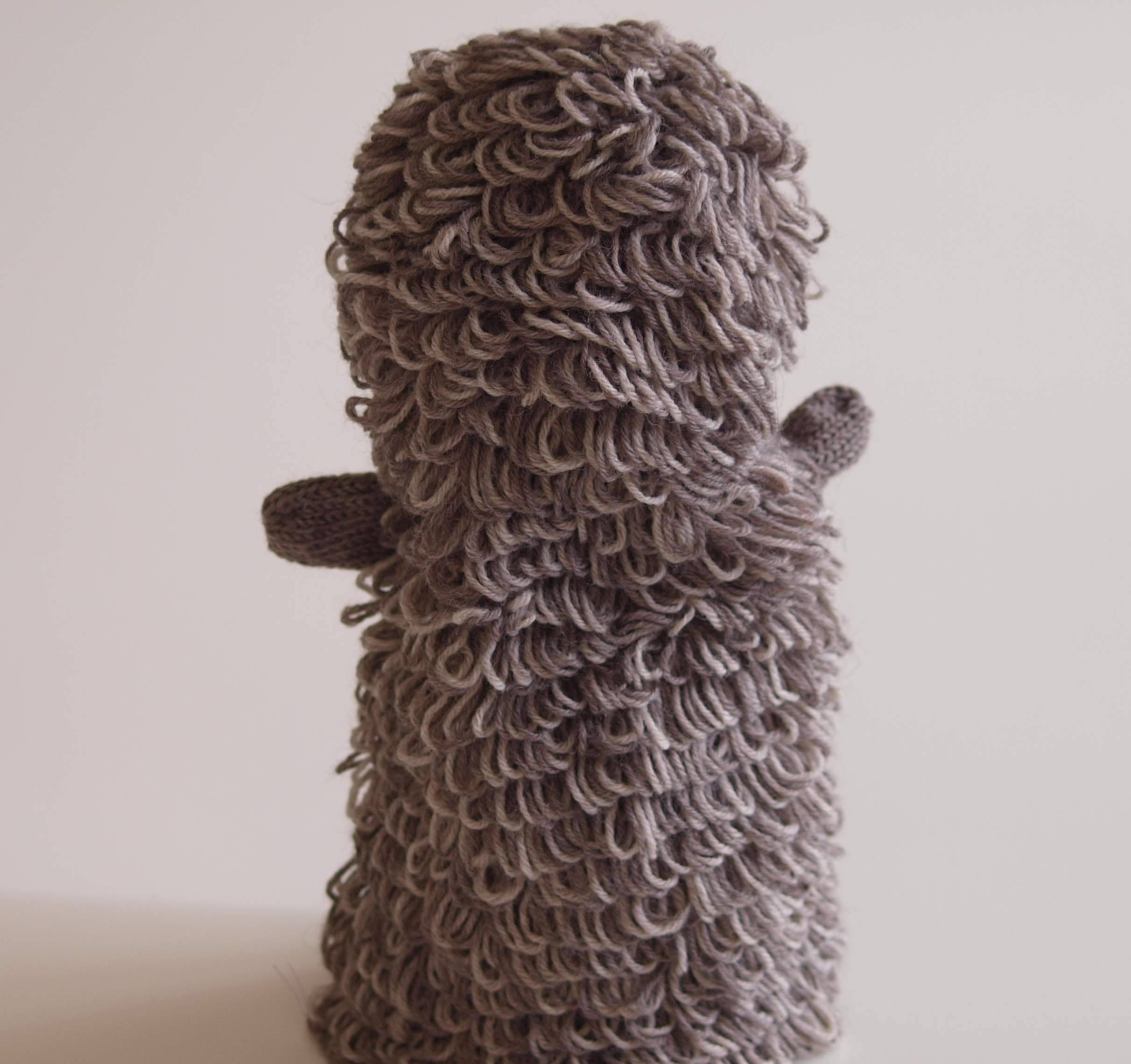 Handspielfigur Igel von links