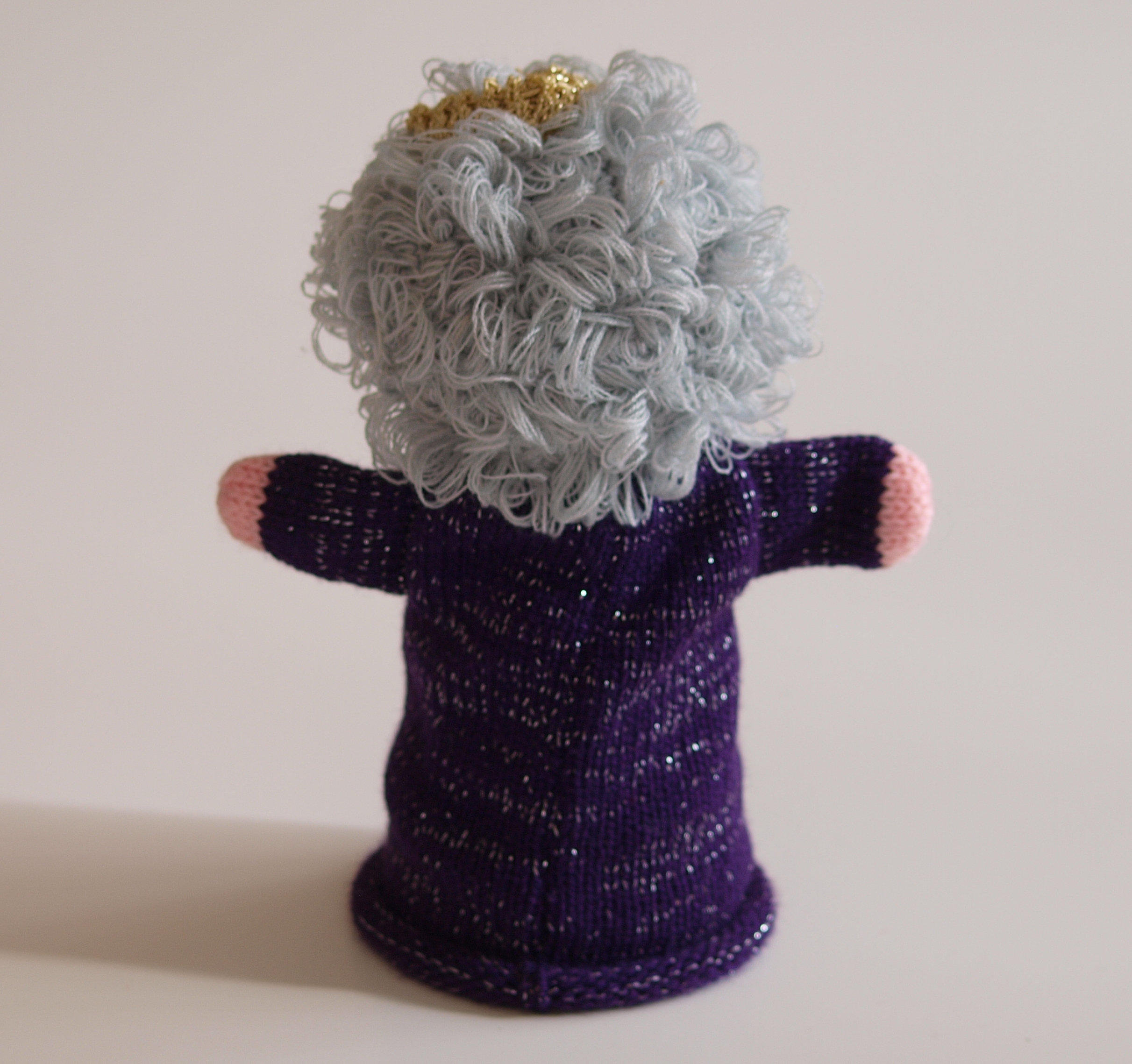 Handspielfigur König von hinten