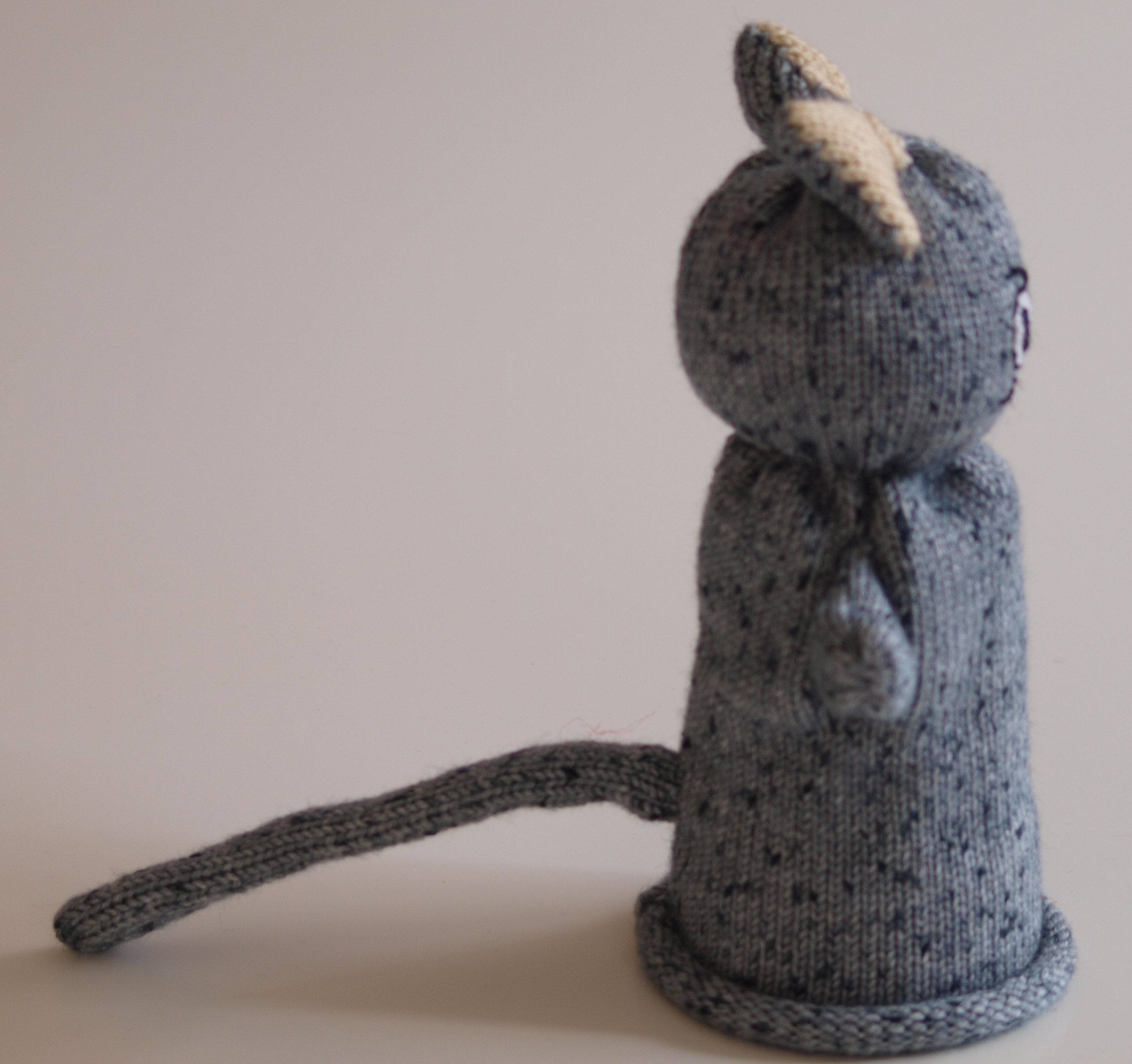 Handspielfigur Katze von rechts