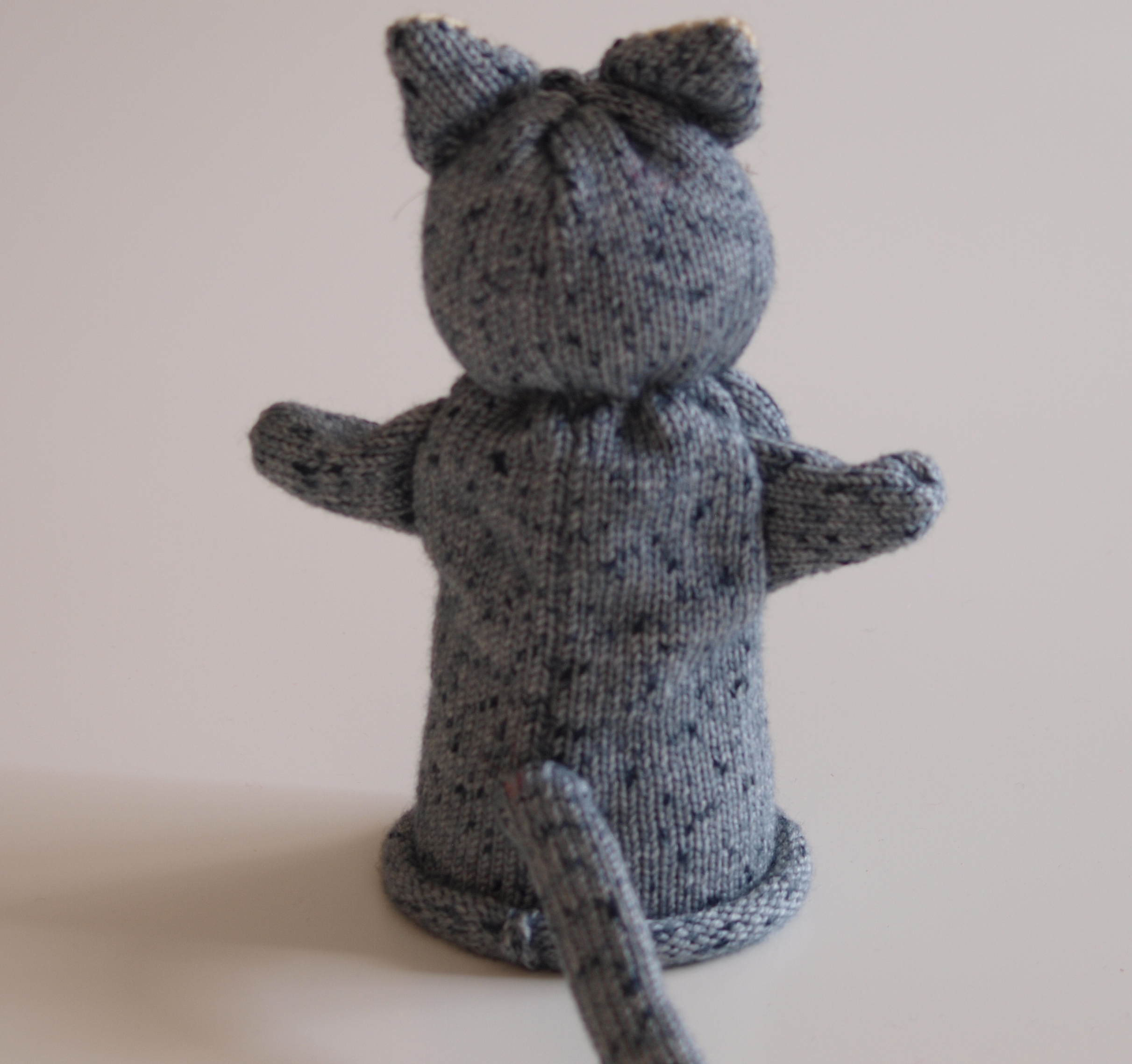 Handspielfigur Katze von hinten