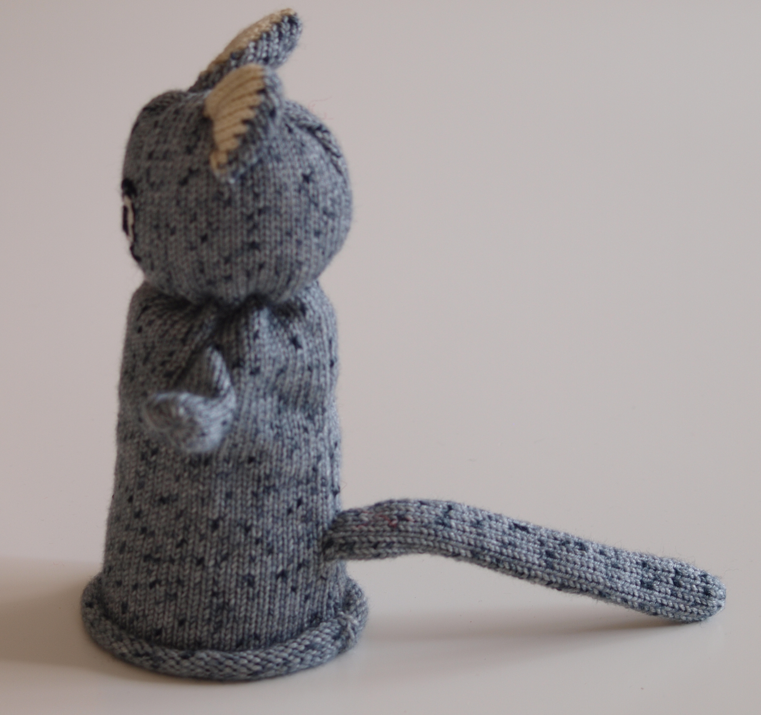 Handspielfigur Katze von links