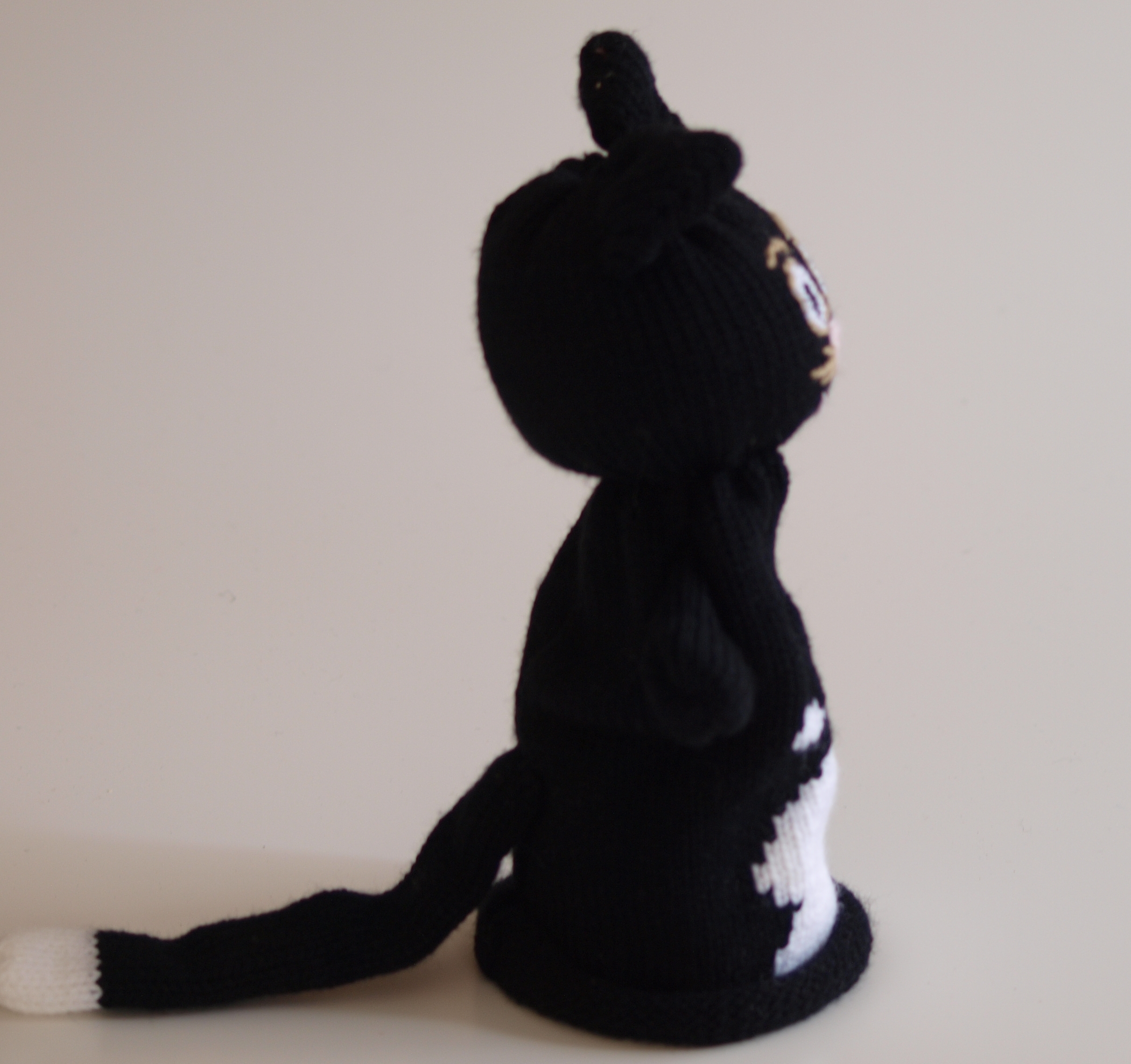 Handspielfigur Katze von rechts