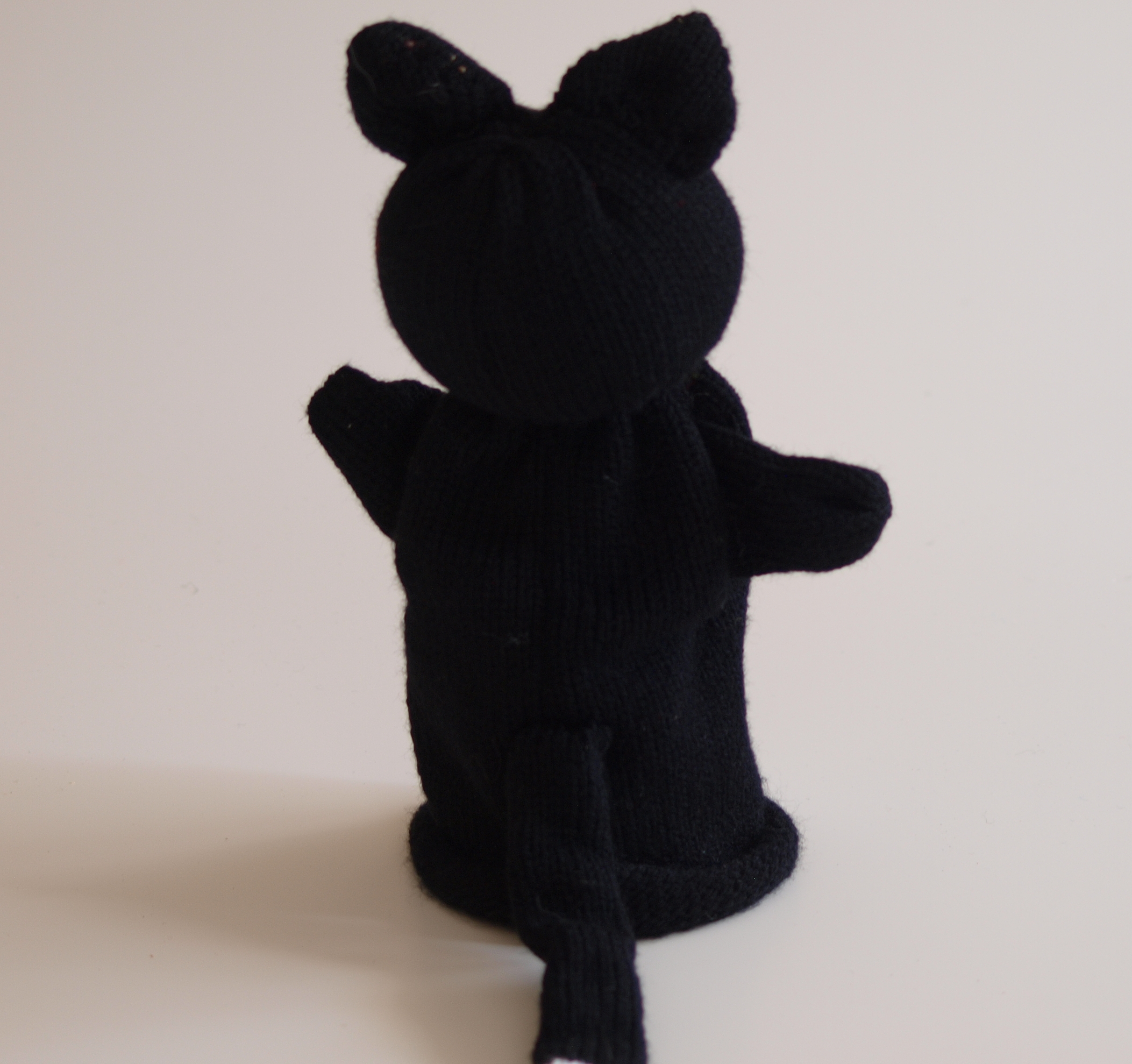 Handspielfigur Katze von hinten