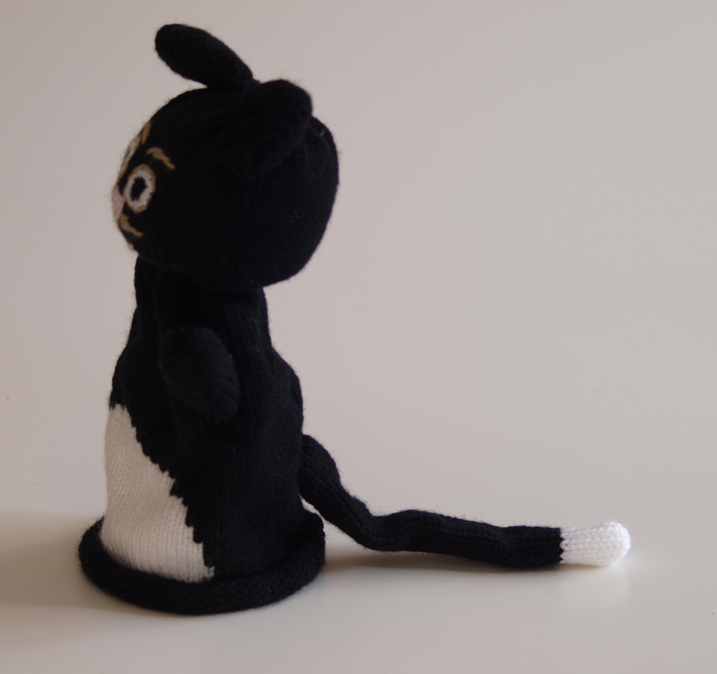 Handspielfigur Katze von links