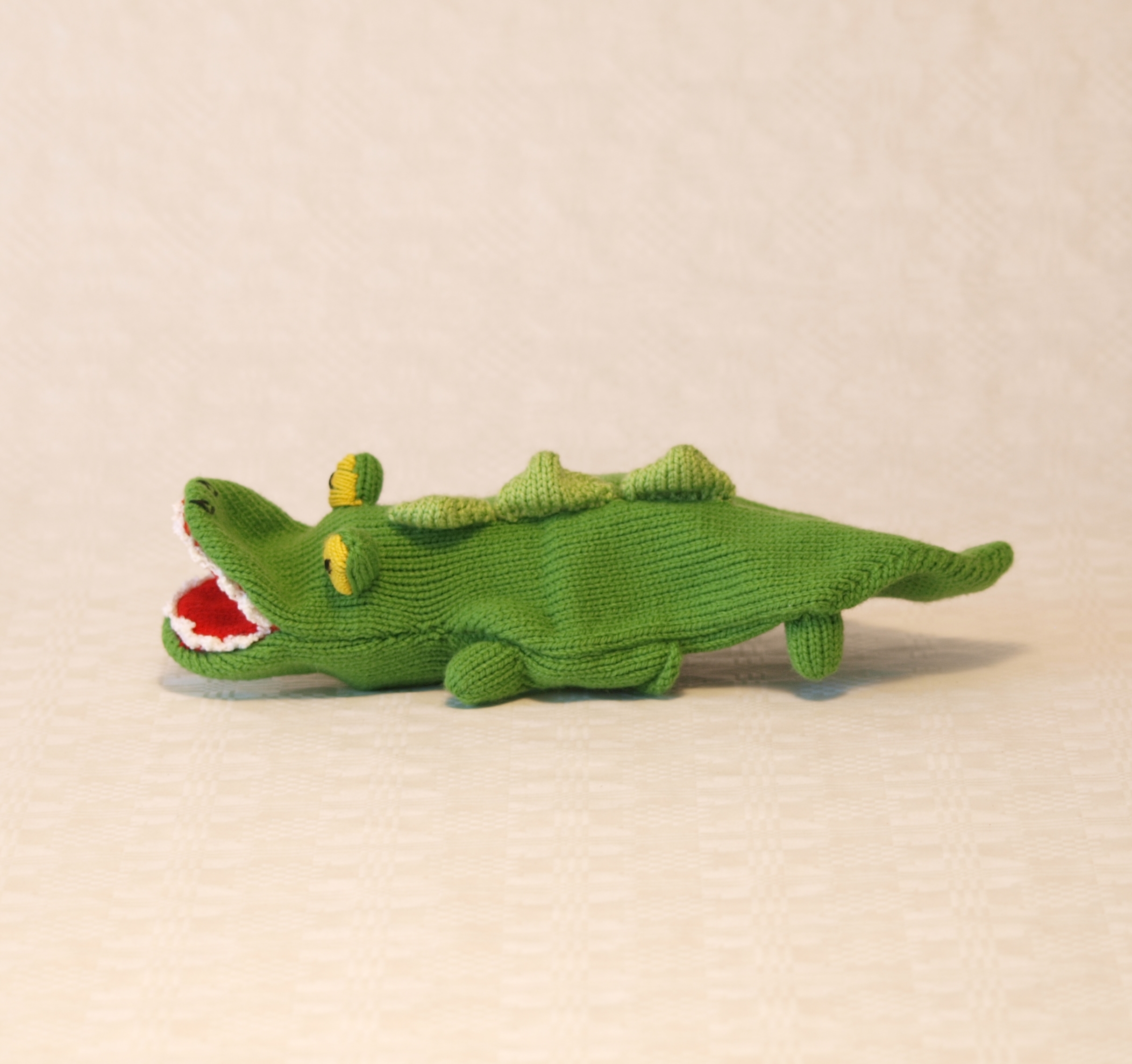 Handspielfigur Krokodil von links