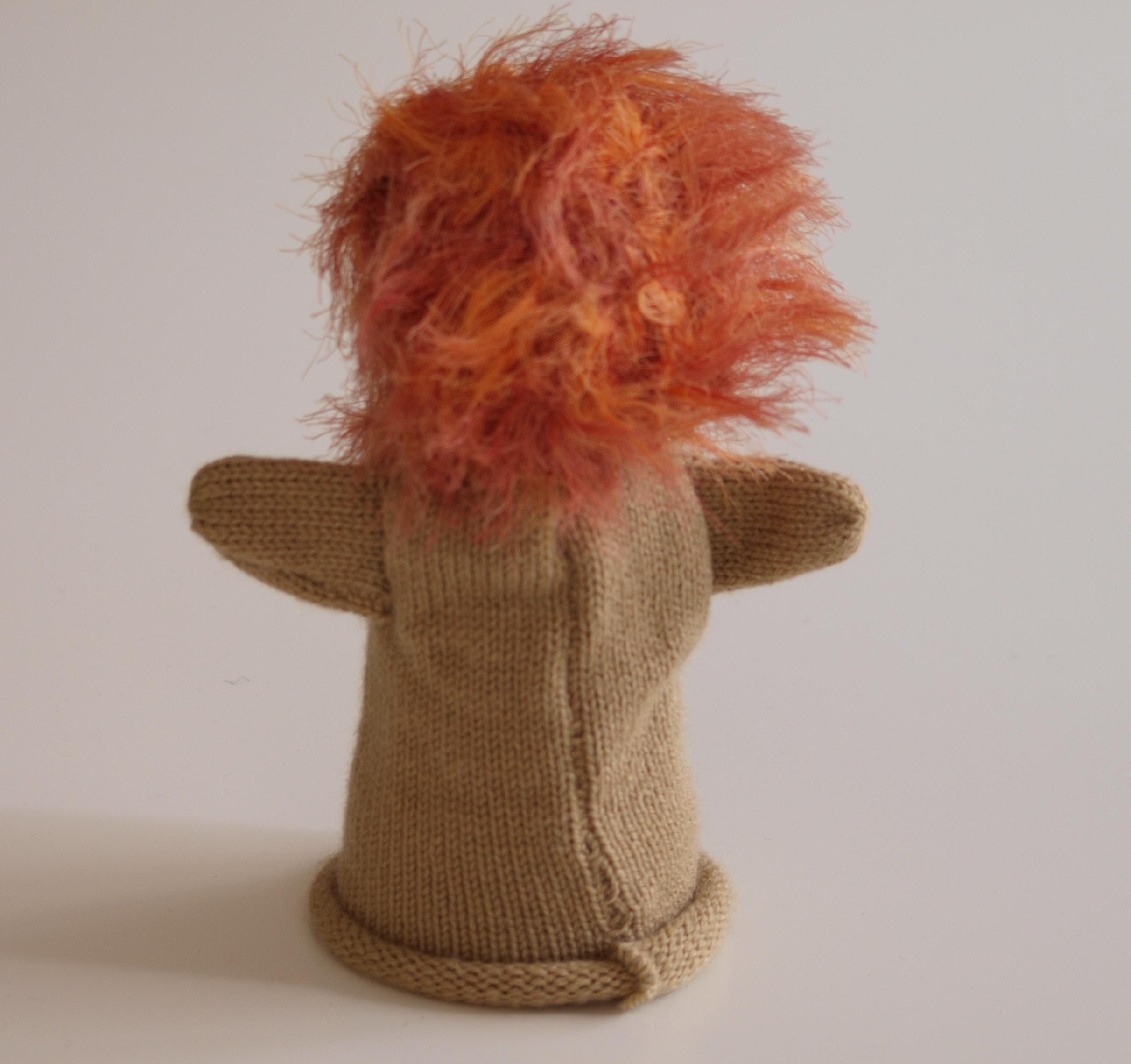 Handspielfigur Löwe von hinten