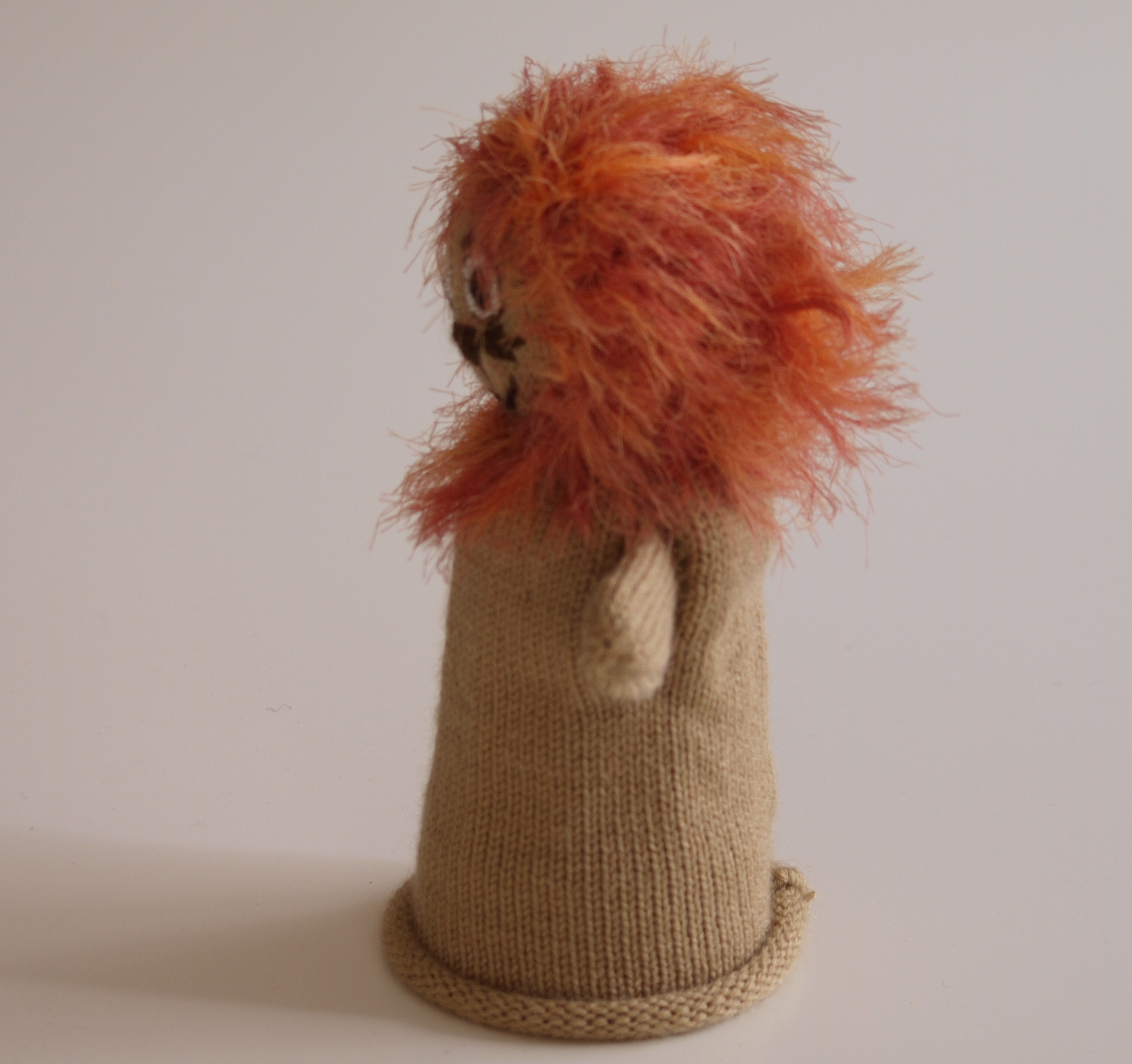 Handspielfigur Löwe von links