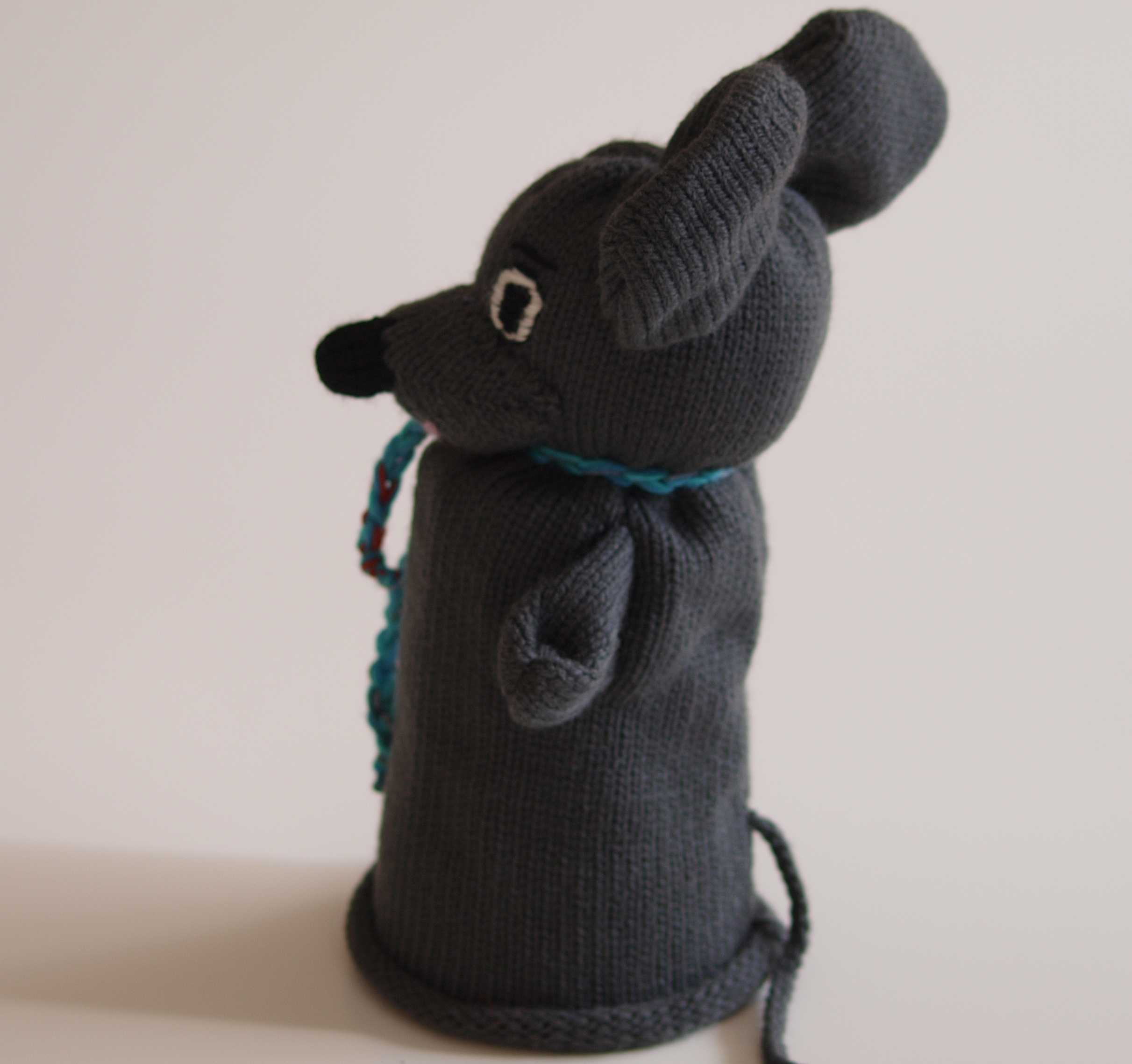 Handspielfigur Maus von rechts