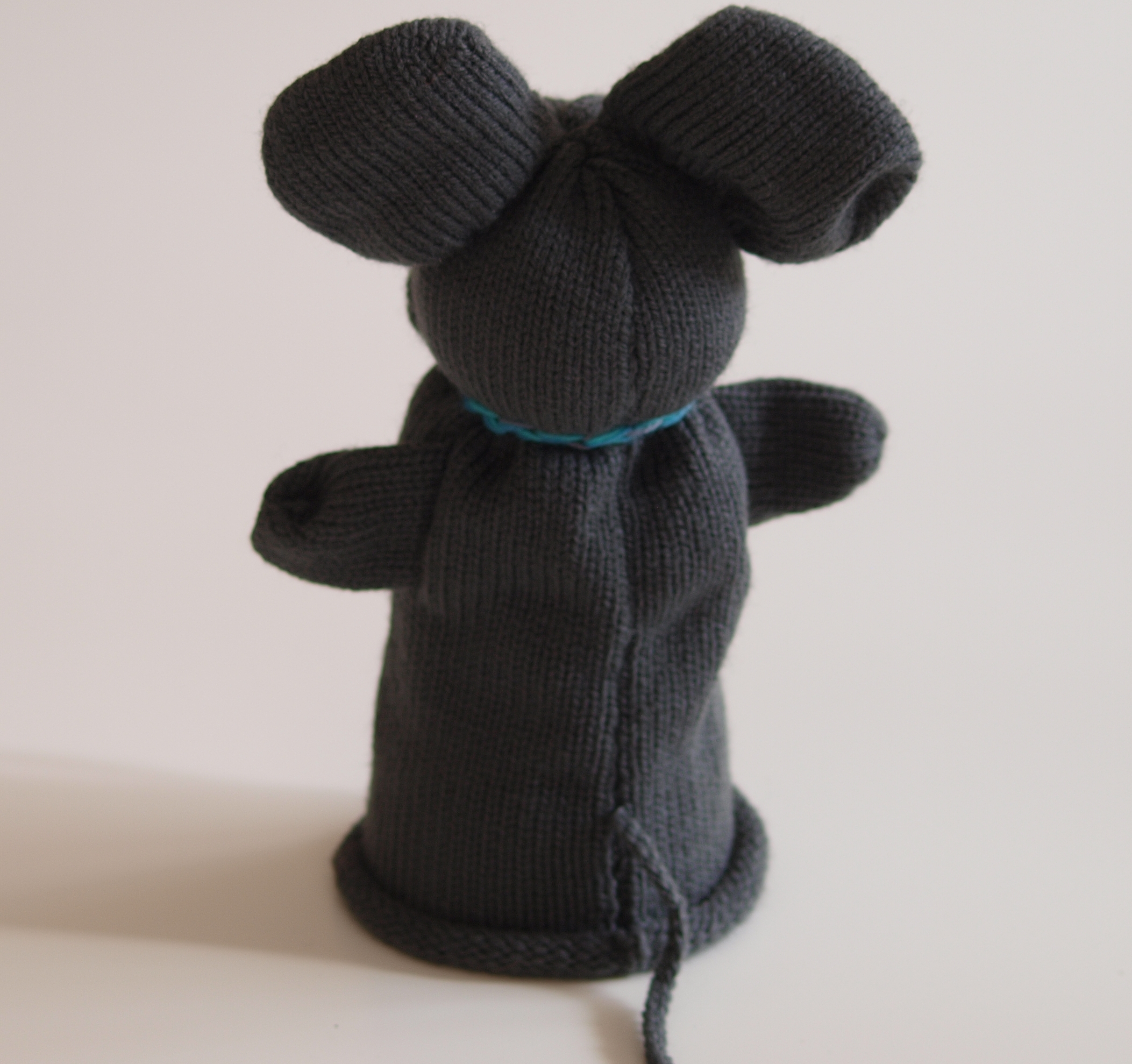 Handspielfigur Maus von hinten