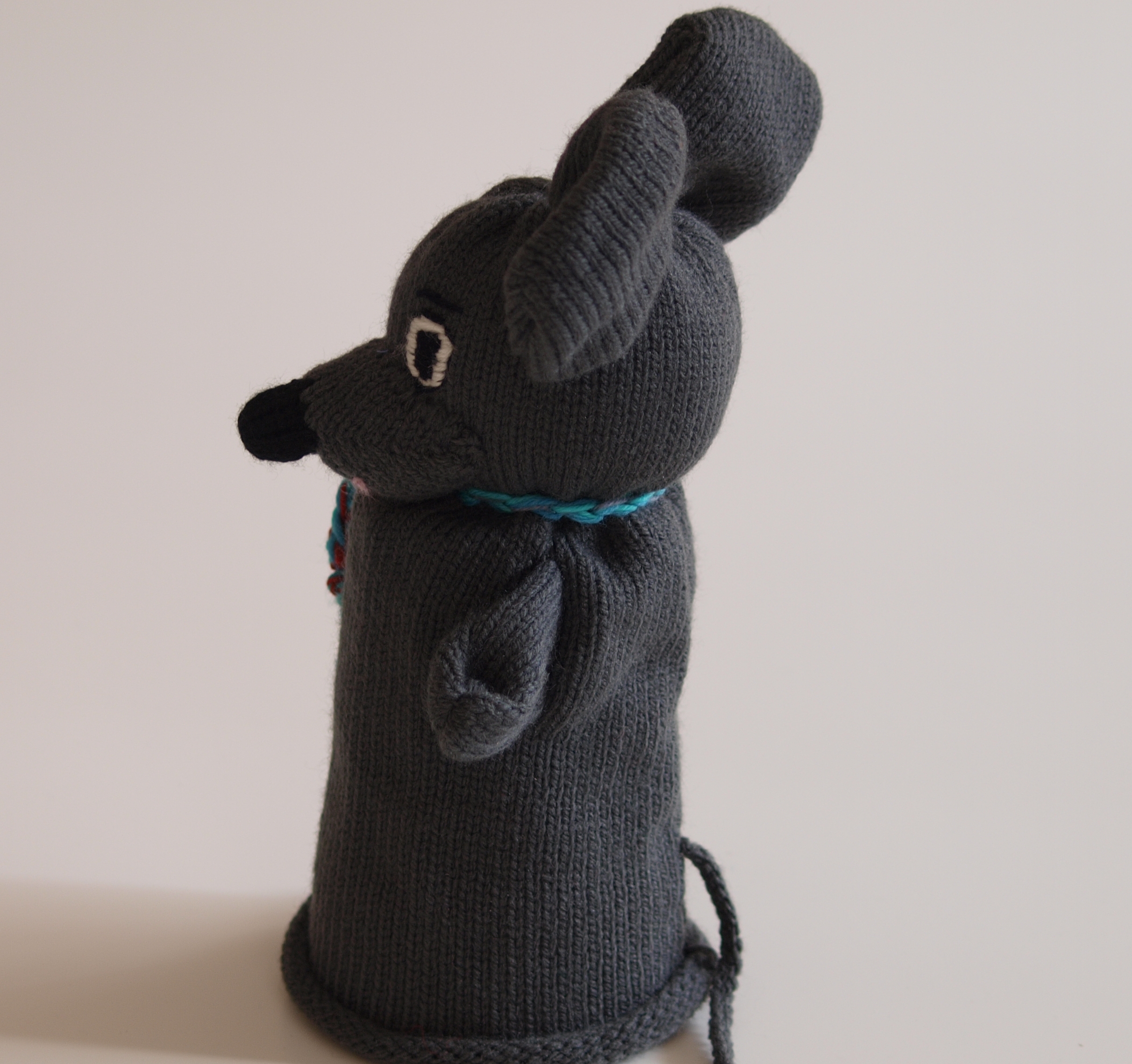 Handspielfigur Maus von links