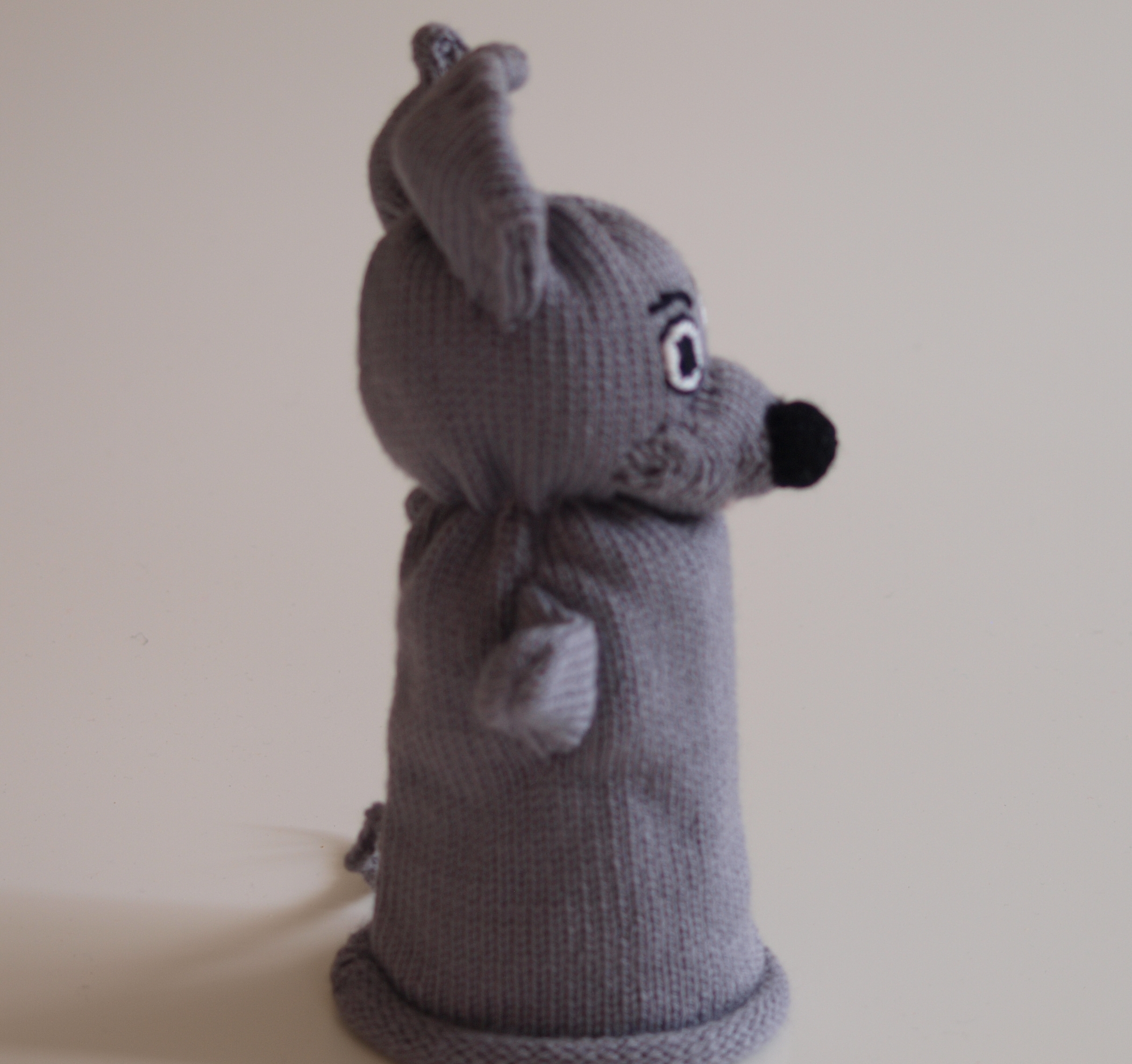 Handspielfigur Maus von rechts