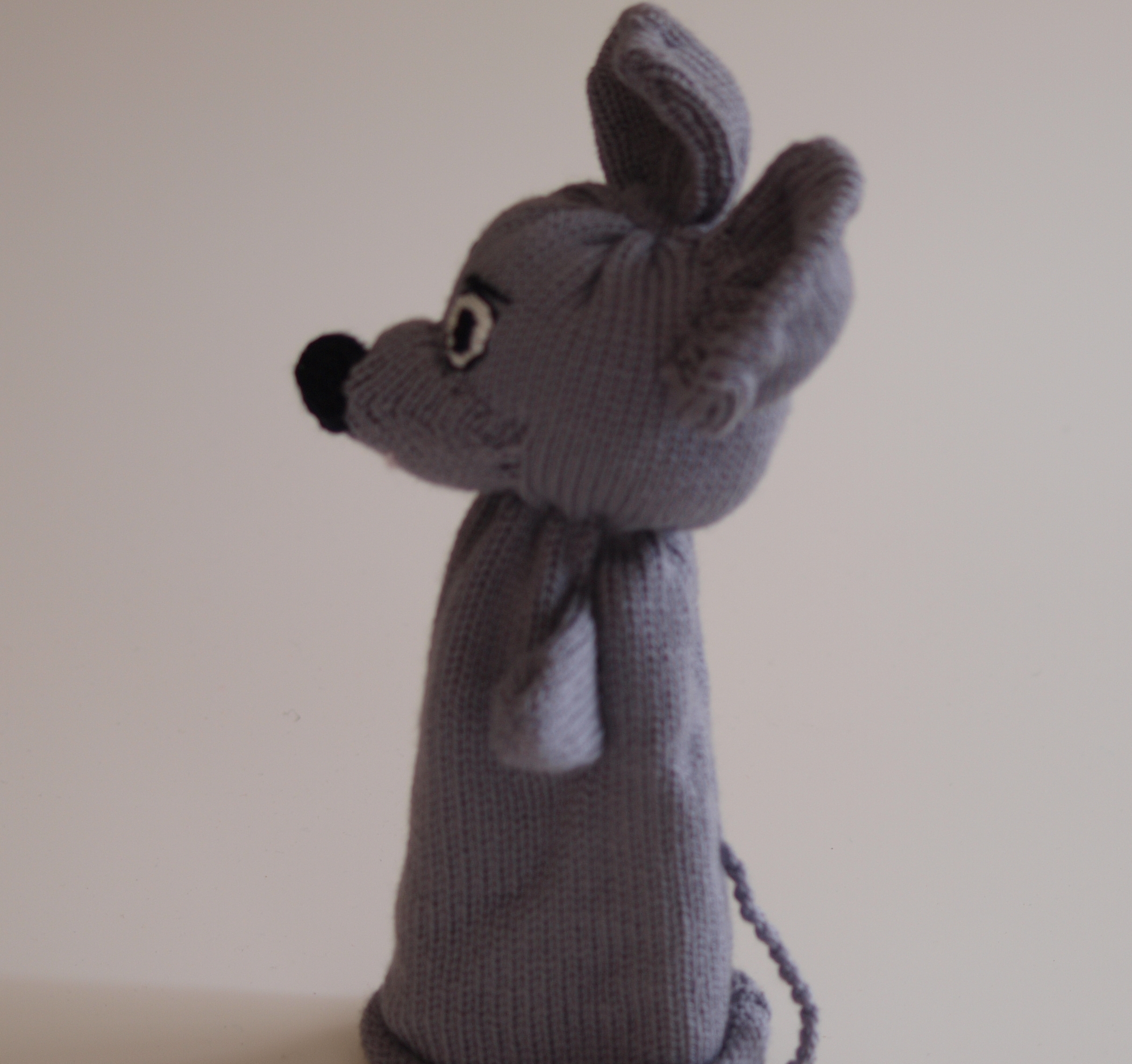 Handspielfigur Maus von links