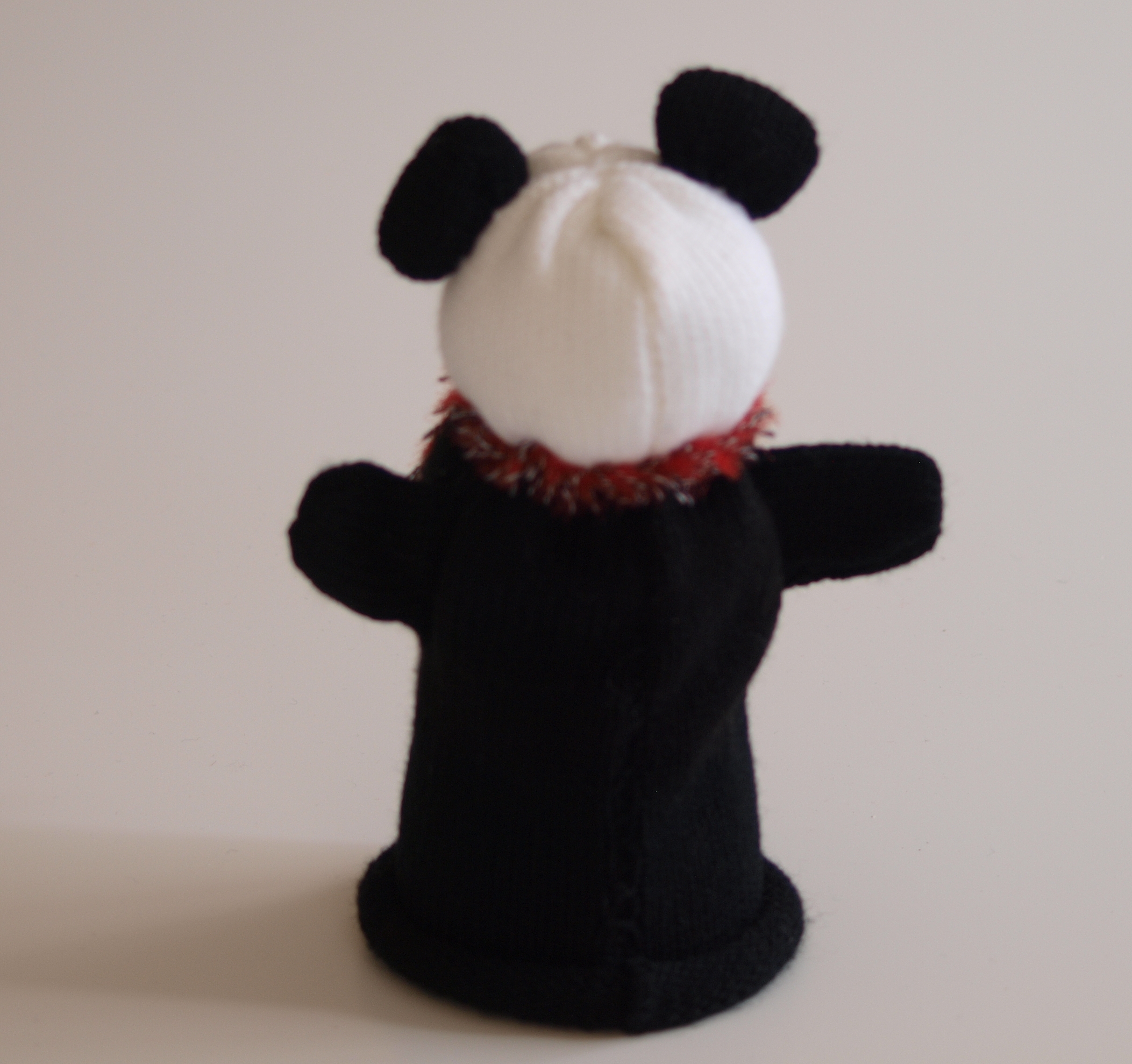 Handspielfigur Panda von hinten
