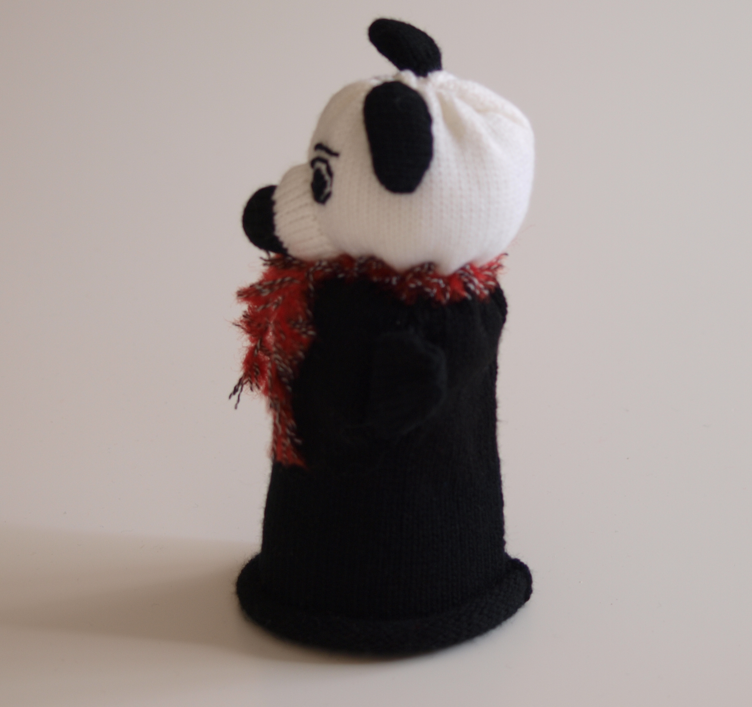 Handspielfigur Panda von links