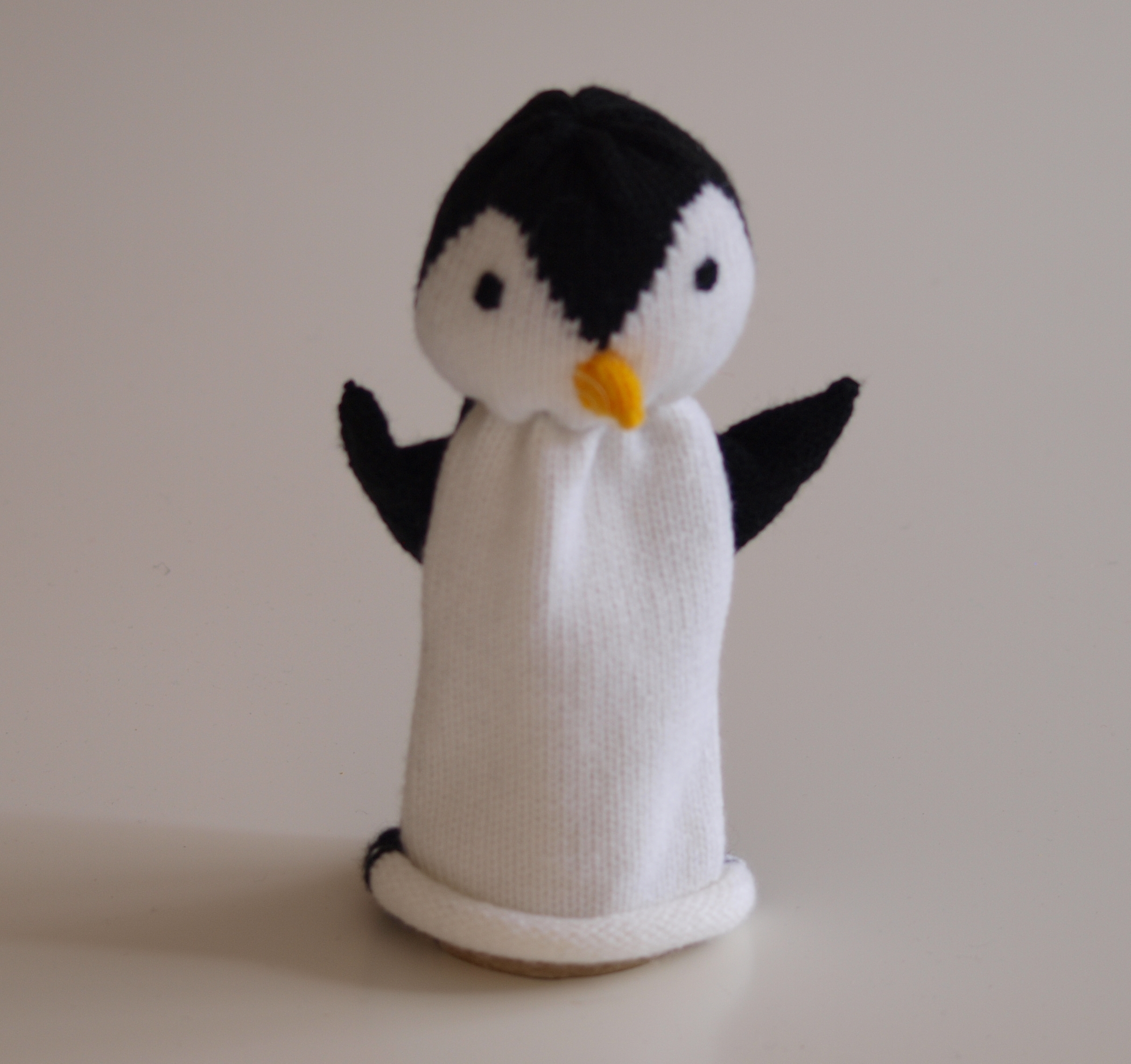 Handspielfigur Pinguin von vorne