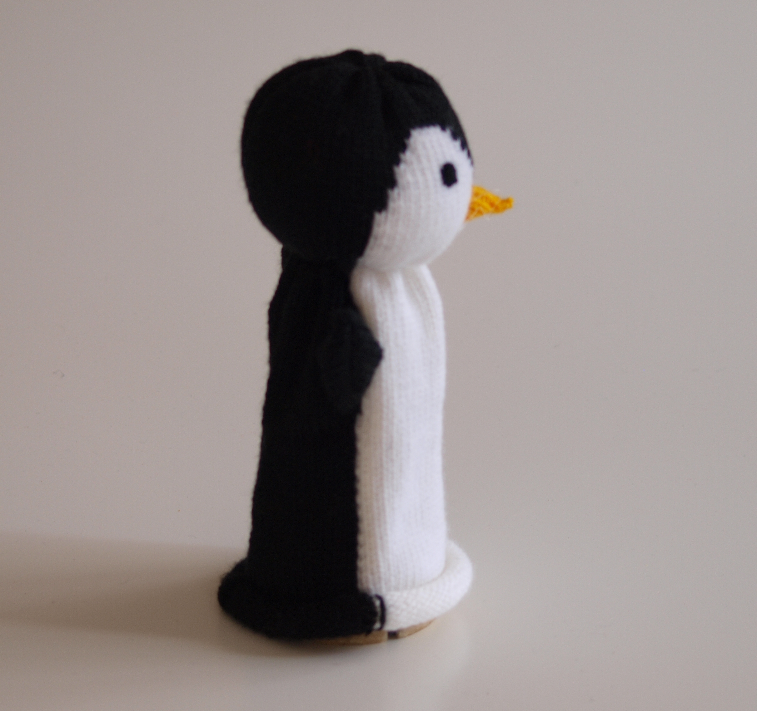 Handspielfigur Pinguin von rechts