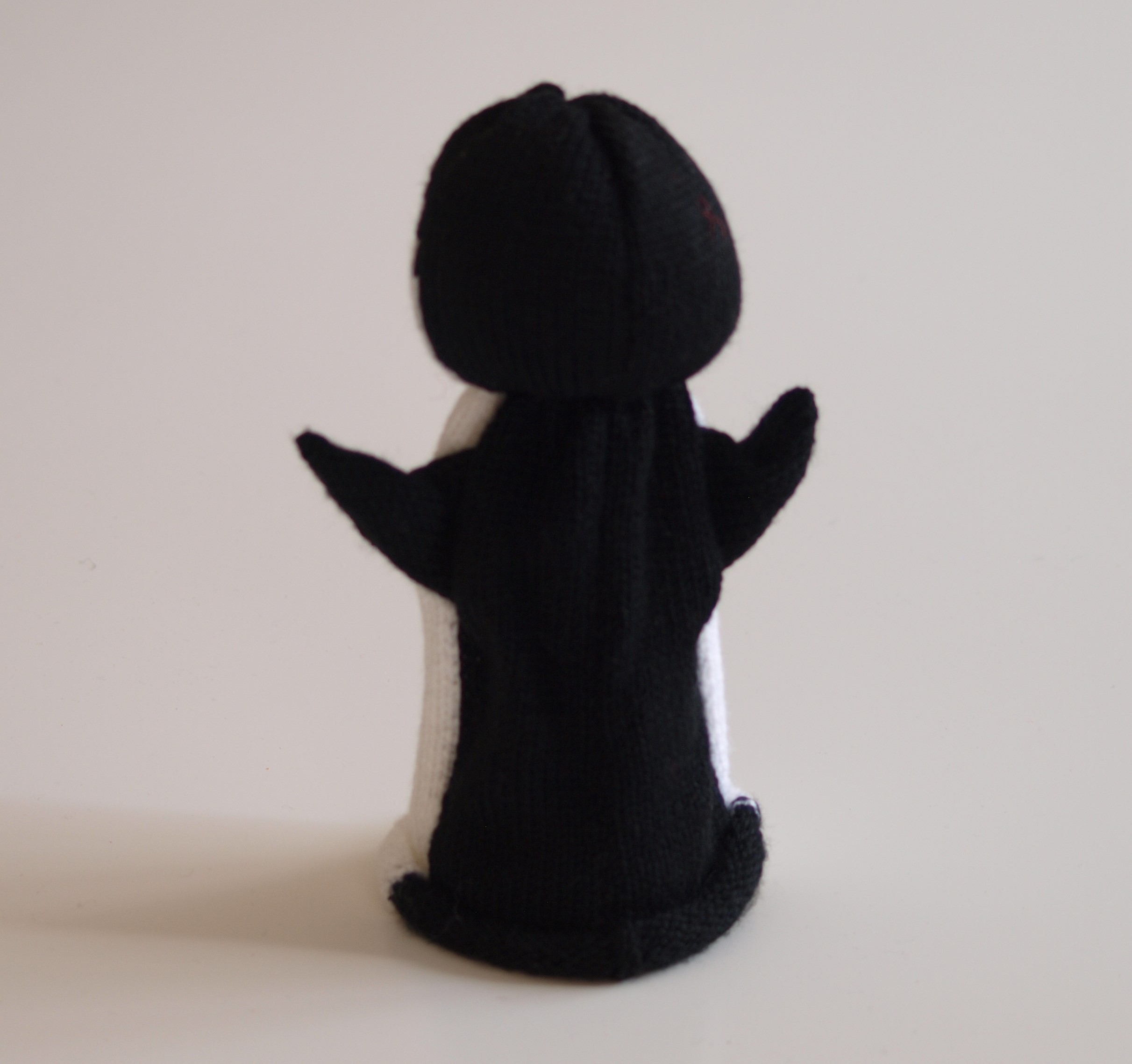 Handspielfigur Pinguin von hinten