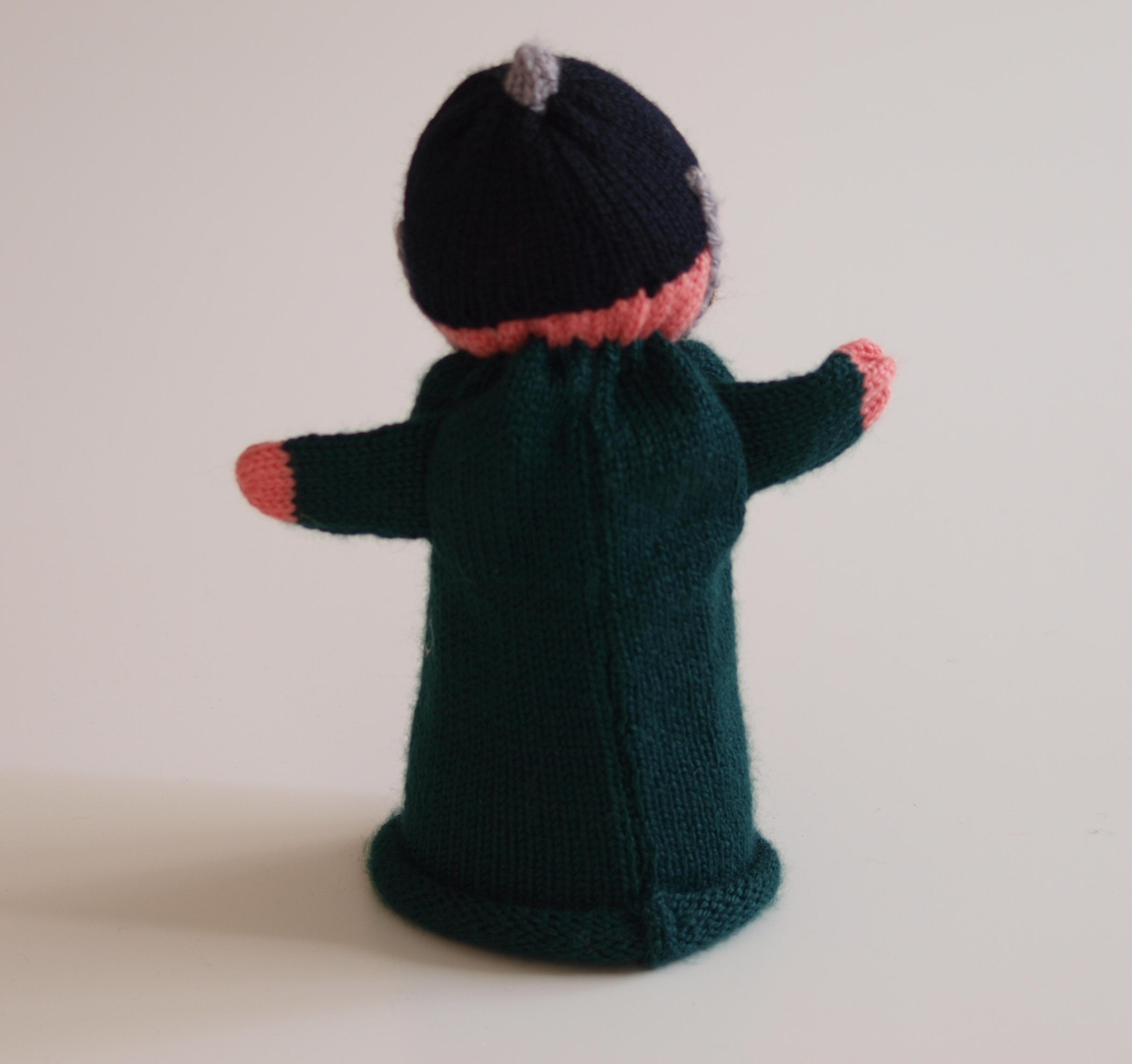 Handspielfigur Polizist von hinten