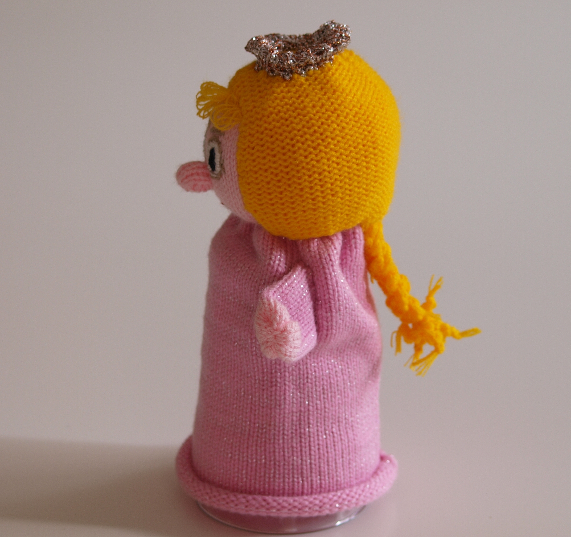 Handspielfigur Prinzessin blond von links