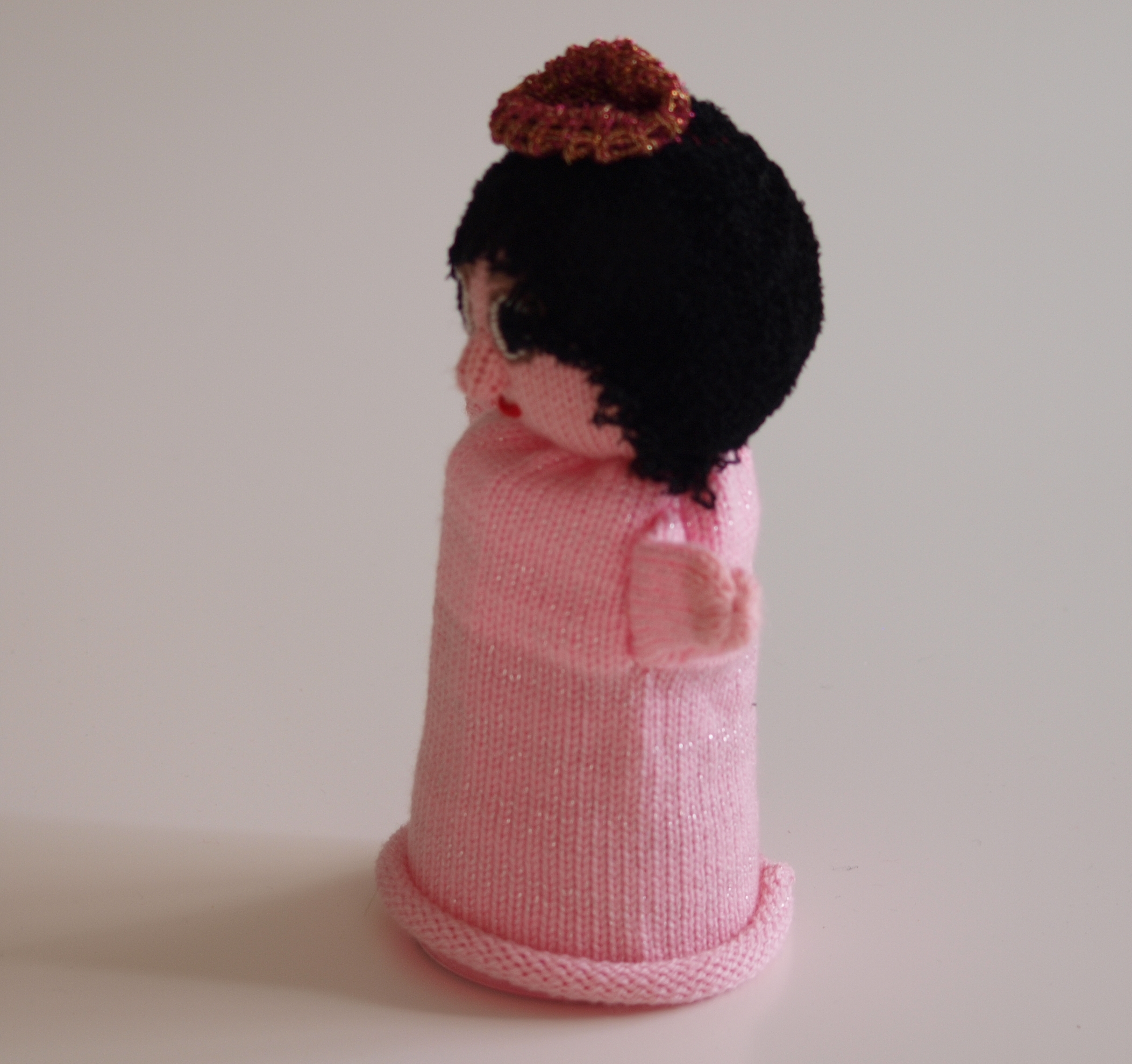 Handspielfigur Prinzessin mit dunklen Haaren von links