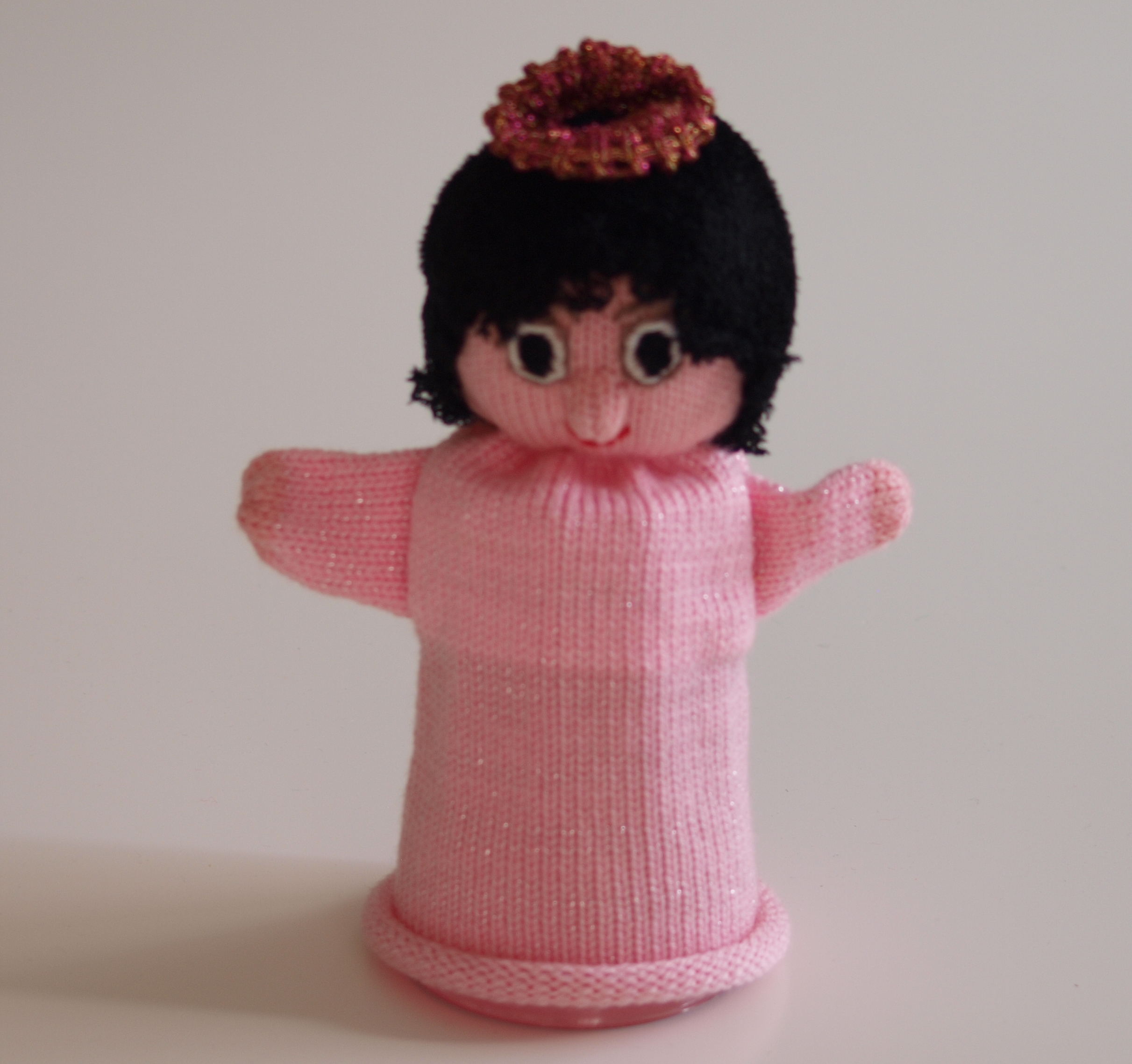 Handspielfigur Prinzessin mit dunklen Haaren von vorne