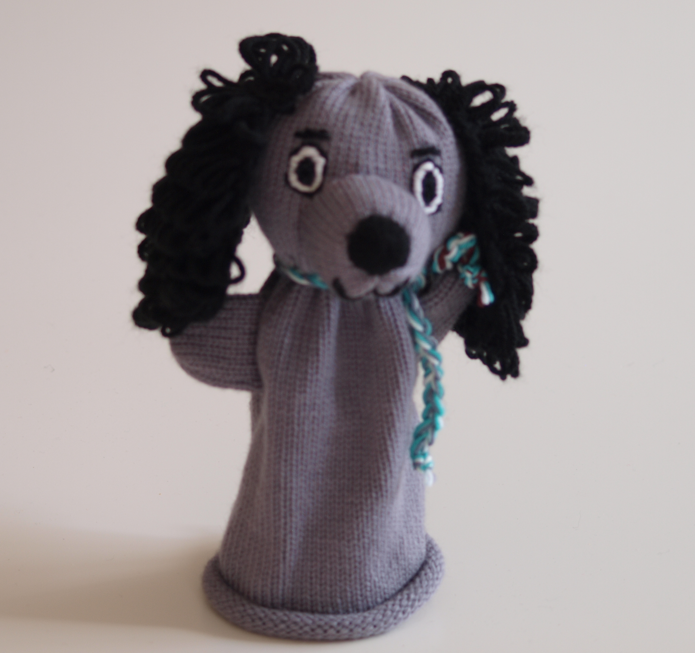 Handspielfigur Pudel mit dunklen Ohren von vorne