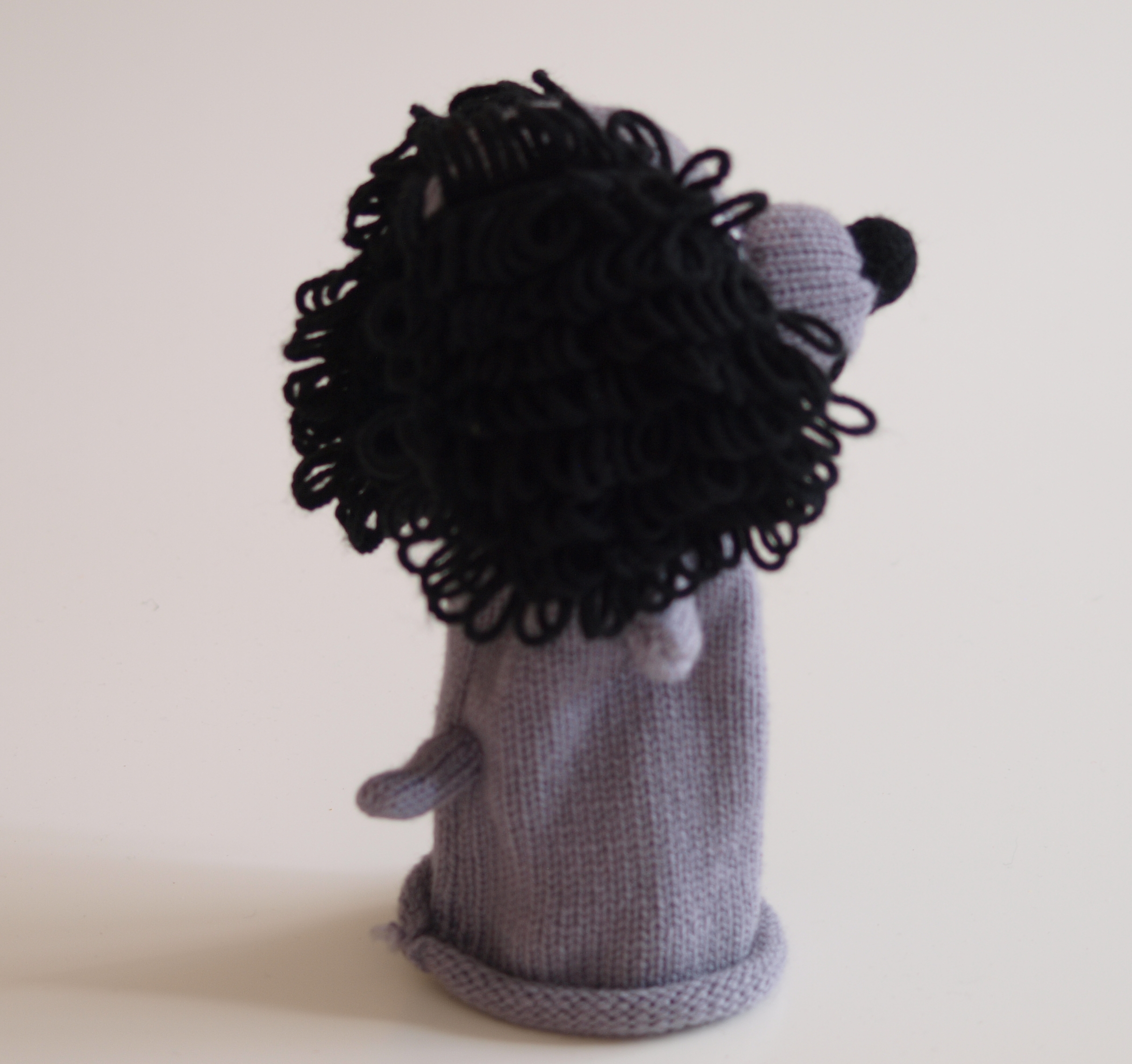 Handspielfigur Pudel mit dunklen Ohren von rechts