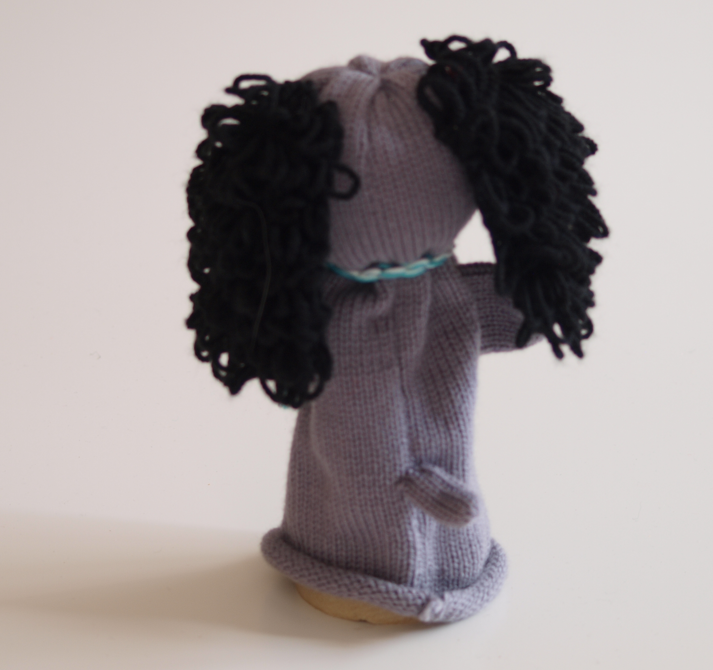 Handspielfigur Pudel mit dunklen Ohren von hinten