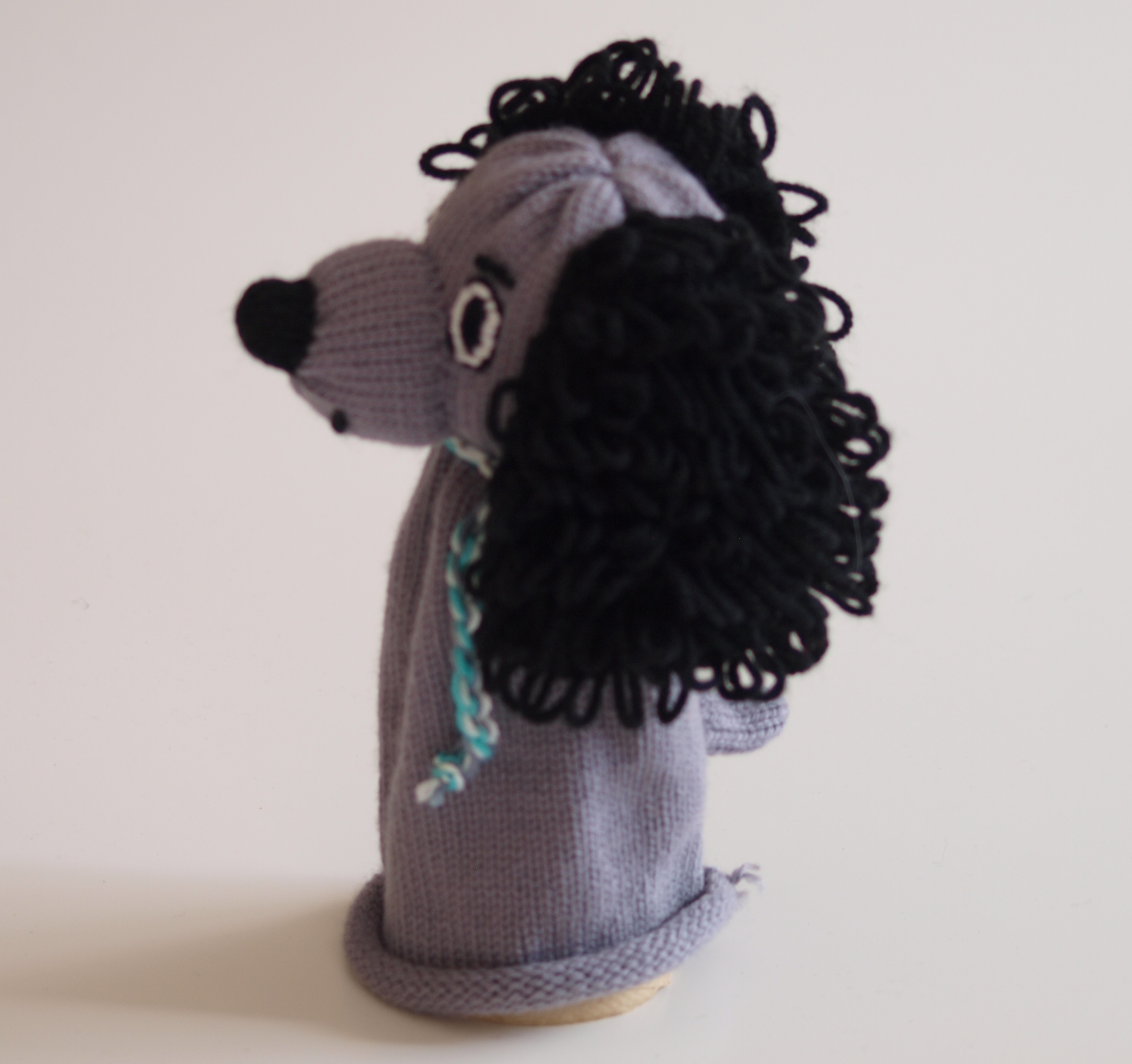 Handspielfigur Pudel mit dunklen Ohren von links